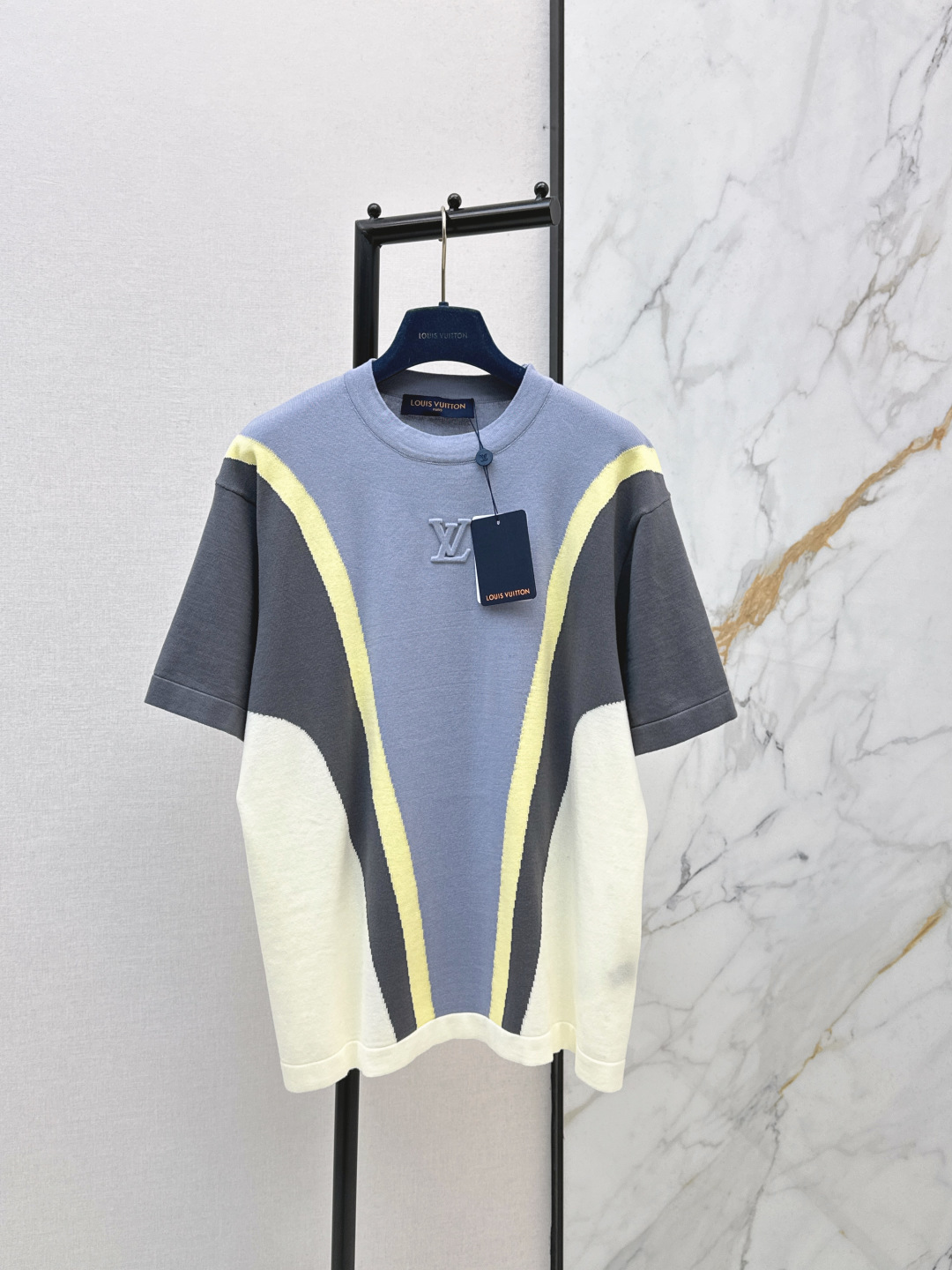 NO:762506,L Family 26Ss————The latest early spring logo splicing contrasting color knitted short-sleeves. Same style for men and women. The loose fit is full of loose texture. The soft and waxy fabrics are both comfortable and high-end. Wearing alone is a energetic and trendy girl. Paired with denim trousers, it looks more casual and lazy. One color is available in stock sml, louis vuitton, T-shirt,19860909L家 26Ss————早春最新款logo拼接撞色针织短袖 男女同款 宽松版型裹满松弛质感 软糯面料兼顾舒适与高级 单穿是元气潮妹 搭牛仔长裤更显随性慵懒 一色现货发售sml,,louis vuitton,T-shirt,,Women's clothing