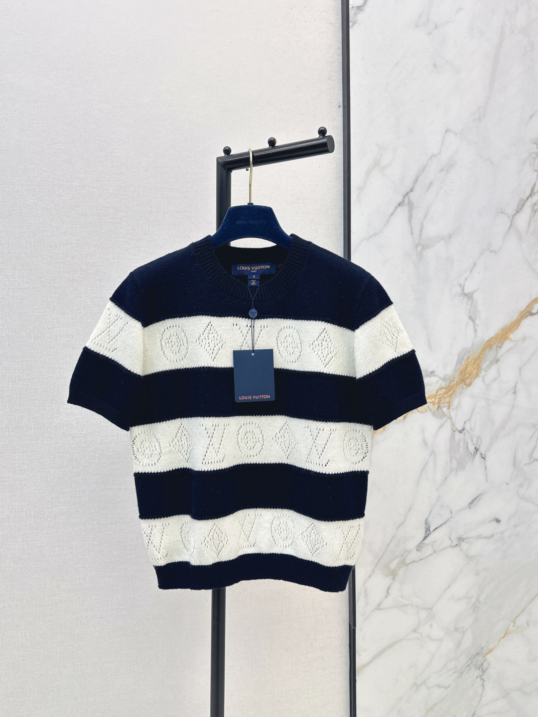 NO:762500,Exclusive launch of L home 26Ss————The latest spring and summer nautical series logo woven striped sweater, high-definition striped logo crochet design, elegant round neck H version, versatile and not picky, sweet and cool with high-end navy blue French elegance, imported high count density yarn, Swiss machine double weave knitting yarn, the upper body looks thin and tall, two colors are available for sale sml,, louis vuitton,19860909独家首发 L家 26Ss————春夏最新款航海系列logo提织条纹针织衫高定条纹logo钩织设计 气质圆领H版型百搭不挑人 甜酷兼备高级海军蓝法式优雅气质 进口高支密度纱线瑞士机双织工艺针织纱线 上身显瘦又高挑 两色现货发售sml,,louis vuitton,,Women's clothing