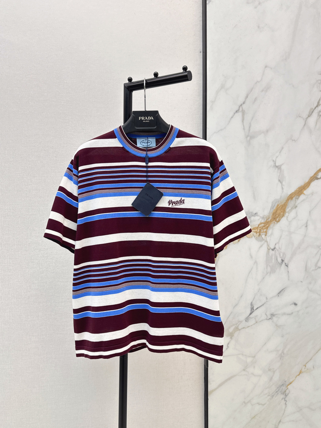 NO:762498,High-intellectual wear PD 26Ss————The latest two-color striped loose knitwear for spring and summer. Classic, versatile, age-reducing and fashionable. Pure cotton yarn fabric. Versatile for college-style girls. Slim-fitting version that does not pick on the upper body and looks slim. One color ready for sale sml,,19860909高智感穿搭 PD 26Ss————春夏最新款间色条纹宽松针织衫经典百搭减龄又时髦 纯棉纱线面料 学院风少女百搭 修身版型不挑人上身巨显瘦 一色现货发售sml,,,Women's clothing