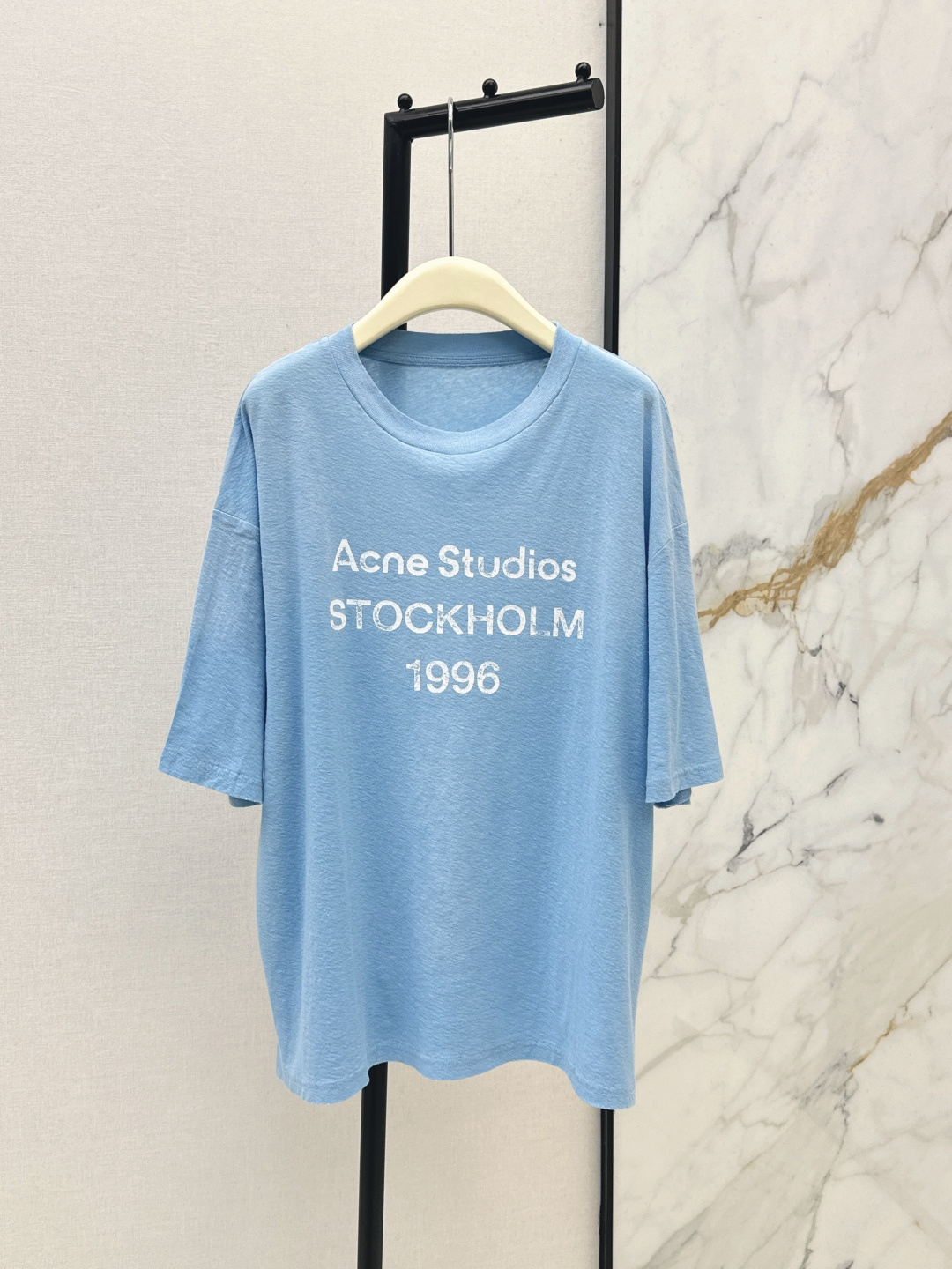 NO:762496,Acn～E 26Ss——————The latest classic letter printed sky blue T-shirt for spring and summer. Cotton and linen fabric. Thin, comfortable and breathable. A popular T-shirt. Classic loose fit. The latest color. Spring and summer healing blue. The latest color on the official website. Be the first to send it out. A must-have T-shirt for everyone. One that is kept for each new color. One color ready for sale sml, tees, t-shirt,19860909Acn～E 26Ss—————春夏最新款经典字母印花天蓝色T恤 棉麻面料 轻薄舒适透气 一件爆火的T恤 经典宽松版型 最新色系 春夏治愈蓝 官网最新色 抢先发出 人手必备的T恤 每次出新色都自留的一款 一色现货发售sml,,tees，t-shirt,,Women's clothing