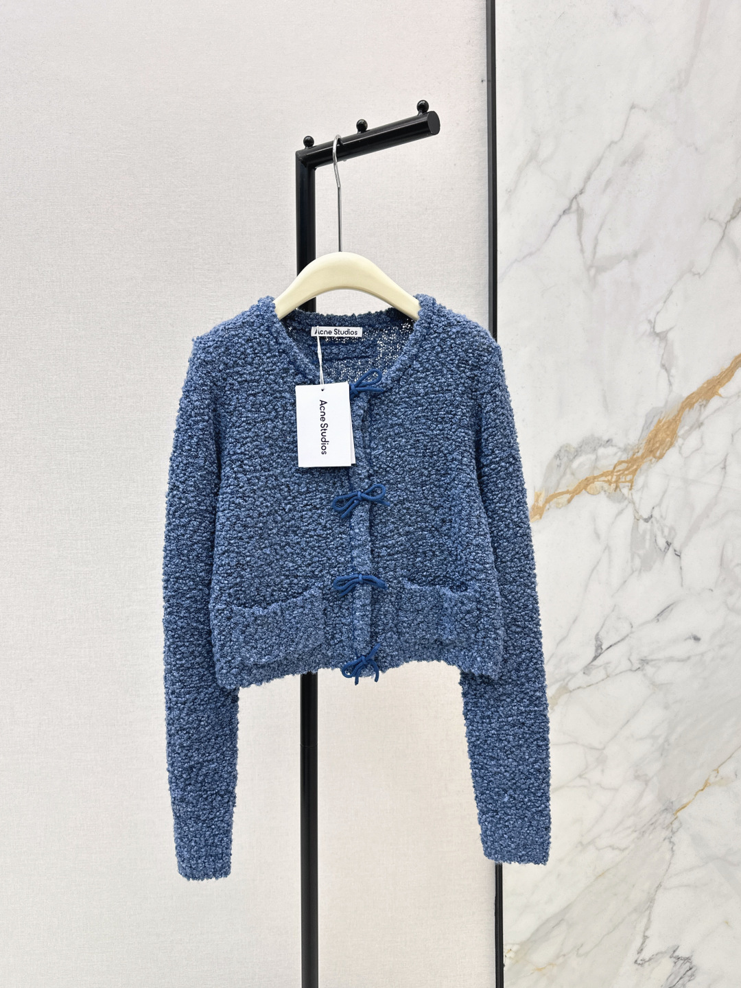 NO:762494,Acn～E 26Ss————The latest round-neck blue cardigan with bow decoration in early spring. A must-have and versatile cardigan that can be used in all seasons. The shape is perfect. It is super slim. It looks great when worn alone or with an inner layer. One color ready for sale sml,,19860909Acn～E 26Ss————早春最新款蝴蝶结装饰圆领蓝色开衫 四季都少不了的必备万能百搭开衫 版型绝绝子 超级显瘦 单穿内搭都很好看 一色现货发售sml,,,Women's clothing