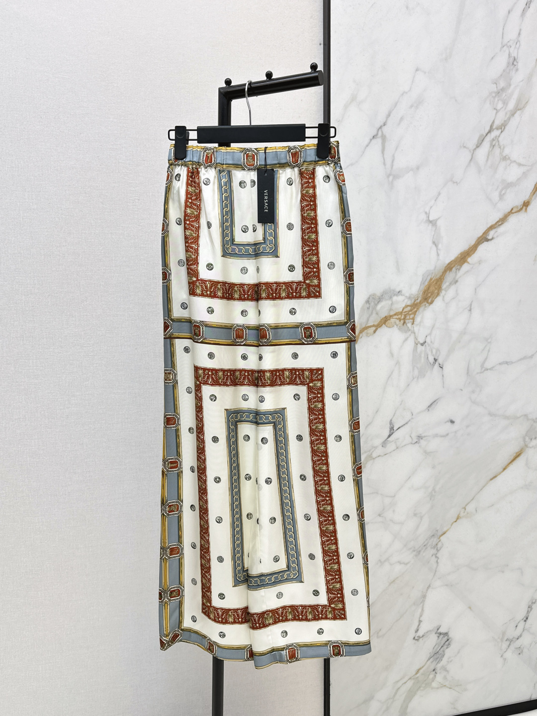 NO:762491,Ver 26Ss————The latest antique series of spring and summer positioning printed silk straight pants full of high-end atmosphere. 100% silk twill original positioning printing pattern. The classic elastic waist straight pants are not attractive. Retro fashionable and high-end items. The upper body is super slim. A must-have artifact for fair and beautiful women. One color ready for sale sml,, real silk,19860909Ver 26Ss————春夏最新款古董系列定位印花真丝直筒裤高级气息满满 百分百真丝斜纹绸 原版定位印花图案 经典松紧腰直筒裤型不挑人 复古时髦又高级的单品 上身超显瘦 白富美必入神器 一色现货发售sml,,real silk,,Women's clothing