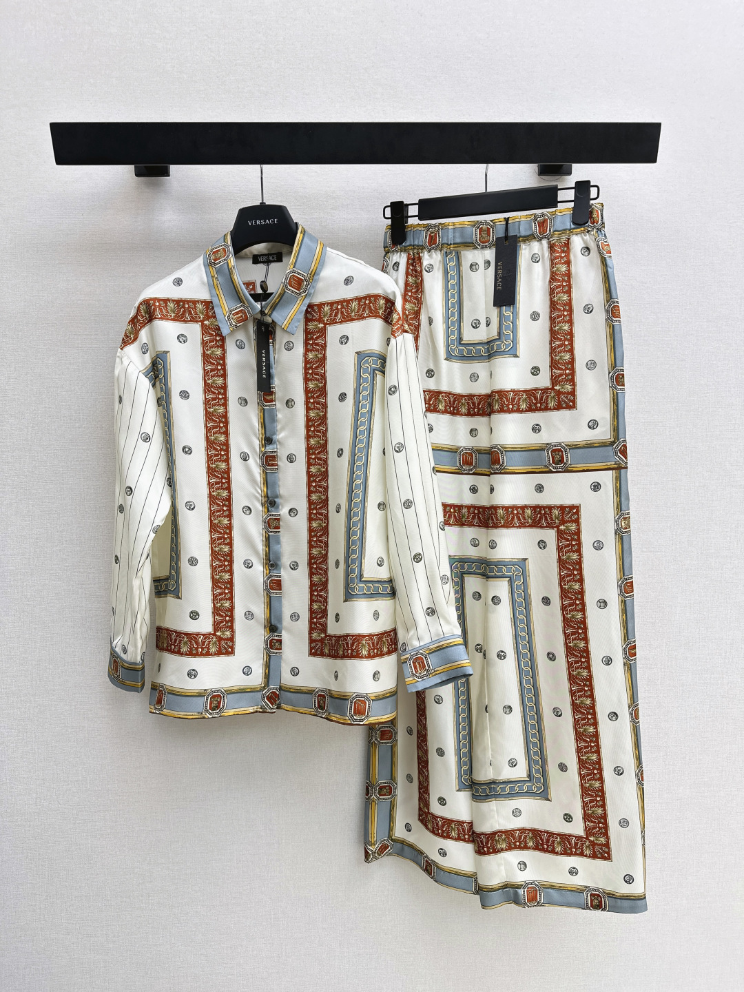 NO:762488,Ver 26Ss————The latest antique series positioning printed silk shirt in spring and summer is full of high-end atmosphere. 100% silk twill fabric. Original positioning printing pattern. Classic small lapel, loose version, not attractive. Retro, fashionable and high-end single product. The upper body is super slim. A must-have artifact for Bai Fumei. One color ready for sale smlxl,, shirts, real silk,19860909Ver 26Ss————春夏最新款古董系列定位印花真丝衬衫高级气息满满 百分百真丝斜纹绸面料 原版定位印花图案 经典小翻领宽松版型不挑人 复古时髦又高级的单品 上身超显瘦 白富美必入神器 一色现货发售smlxl,,shirts,real silk,,Women's clothing