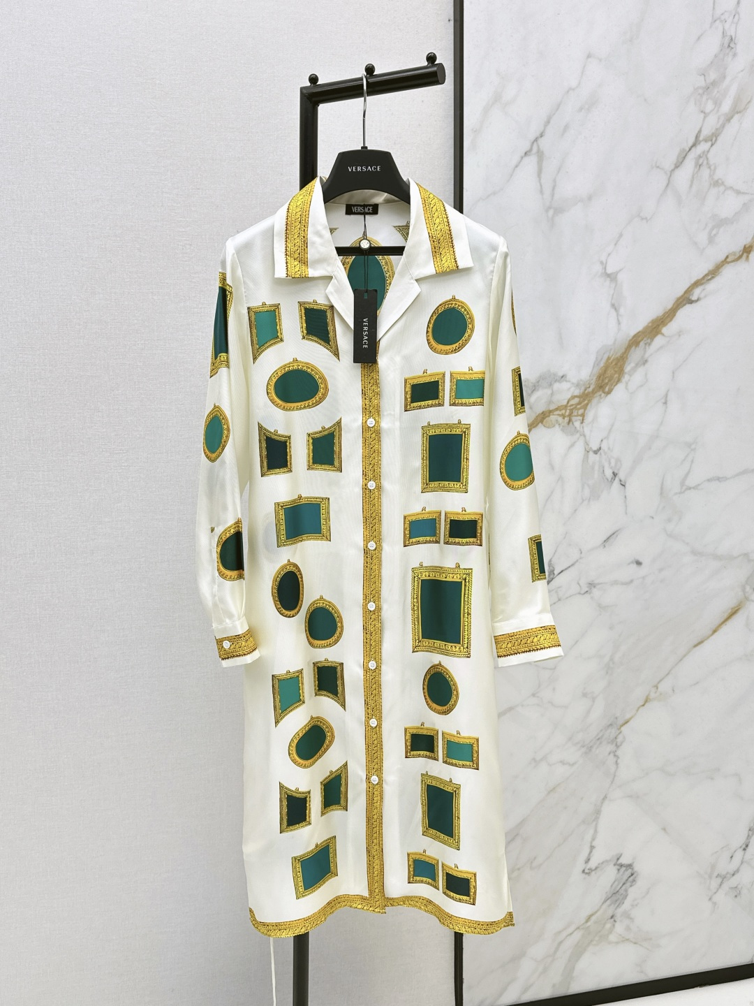 NO:762485,Ver 26Ss————The latest spring and summer art museum series positioning printed silk dress. Full of high-end atmosphere. 100% silk twill fabric. Original positioning printing pattern. Classic small lapel H version is not attractive. Retro, fashionable and high-end single product. The upper body is super slim. A must-have artifact for fair and beautiful women. One color ready for sale smlxl,,skirts,real silk,19860909Ver 26Ss————春夏最新款美术馆系列定位印花真丝连衣裙 高级气息满满 百分百真丝斜纹绸面料 原版定位印花图案 经典小翻领H版型不挑人 复古时髦又高级的单品 上身超显瘦 白富美必入神器 一色现货发售smlxl,,skirts,real silk,,Women's clothing