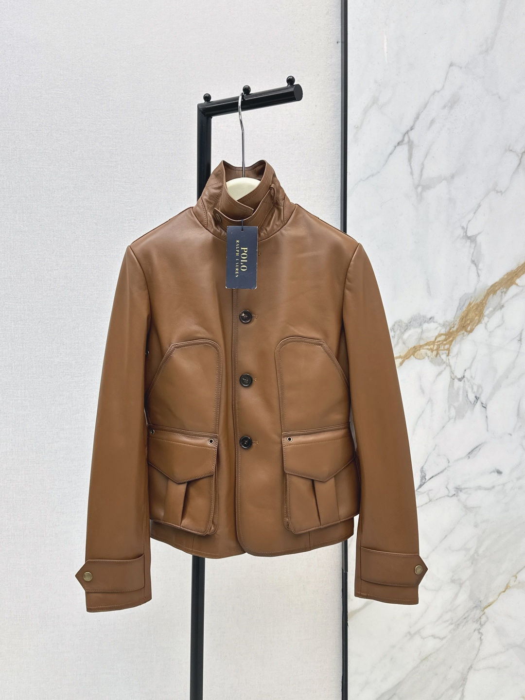 NO:762482,Comes with dust bag, high-end American style RL 26Ss————The latest spring and summer classic college-style lambskin knight jacket, top-quality leather, super delicate, hand-made oil edges, old color rubbing process, work pockets, three-dimensional arc tailoring, waisted version, the upper body is slimming, a must-have fashion item for Bai Fumei. Imported New Zealand 100% lambskin fabric, the version is versatile and not picky, the upper body is super correct, one color is available for sale sml,,jackets & coats,jackets &  coats, sheepskin,19860909配防尘袋高级美式风 RL 26Ss————春夏最新款经典学院风小羊皮骑士夹克外套顶级皮质超级细腻 手工油边做旧擦色工艺 工装口袋立体弧型剪裁收腰版型上身巨显瘦 白富美必入时髦单品 进口新西兰百分百小绵羊皮面料 版型百搭不挑人上身超级正 一色现货发售sml,,jackets & coats,jackets & coats,sheepskin,,Women's clothing