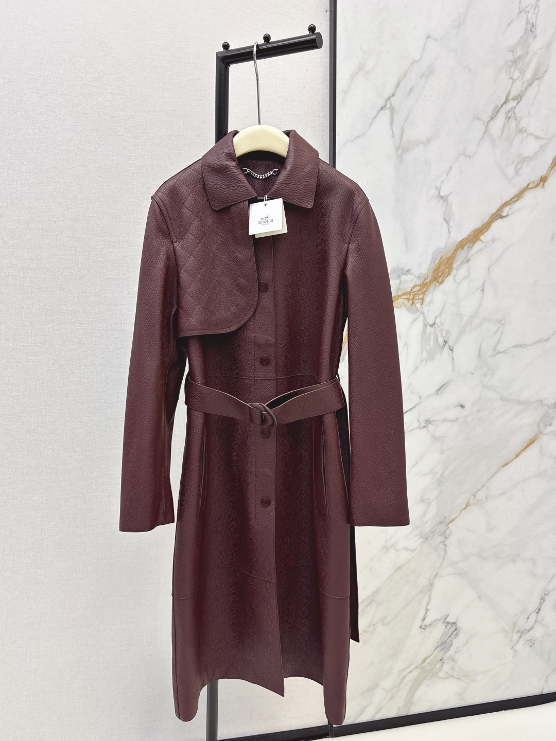 NO:762479,Comes with a dust bag for smart wear. Her 26Ss - the latest equestrian-style genuine leather jacket and coat in early spring. A classic must-have item that cannot be missed. Customized pebbled pattern. 100% imported lambskin texture. Very wide and textured upper body, three-dimensional and stylish. A and sassy low-key aristocratic temperament. Versatile, fashionable and high-end. The classic version is super authentic. Pure handmade oil edge craftsmanship. Four colors ready for sale sml,,jackets & coats,jackets &  coats, sheepskin,19860909配防尘袋高智感穿搭 Her 26Ss————早春最新款马术风真皮夹克大衣外套经典必入不可错过的单品 定制荔枝纹 百分百进口小羊皮质感无敌 挺阔质感上身立体有型 又A又飒的低调贵族气质百搭时髦又高级 经典版型超正 纯手工油边工艺 四色现货发售sml,,jackets & coats,jackets & coats,sheepskin,,Women's clothing