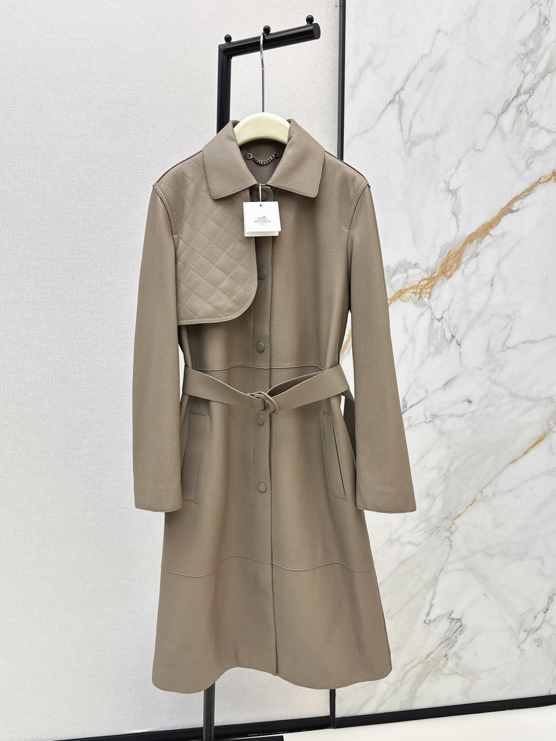 NO:762476,Comes with a dust bag for smart wear. Her 26Ss - the latest equestrian-style genuine leather jacket and coat in early spring. A classic must-have item that cannot be missed. Customized pebbled pattern. 100% imported lambskin texture. Very wide and textured upper body, three-dimensional and stylish. A and sassy low-key aristocratic temperament. Versatile, fashionable and high-end. The classic version is super authentic. Pure handmade oil edge craftsmanship. Four colors ready for sale sml,,jackets & coats,jackets &  coats, sheepskin,19860909配防尘袋高智感穿搭 Her 26Ss————早春最新款马术风真皮夹克大衣外套经典必入不可错过的单品 定制荔枝纹 百分百进口小羊皮质感无敌 挺阔质感上身立体有型 又A又飒的低调贵族气质百搭时髦又高级 经典版型超正 纯手工油边工艺 四色现货发售sml,,jackets & coats,jackets & coats,sheepskin,,Women's clothing