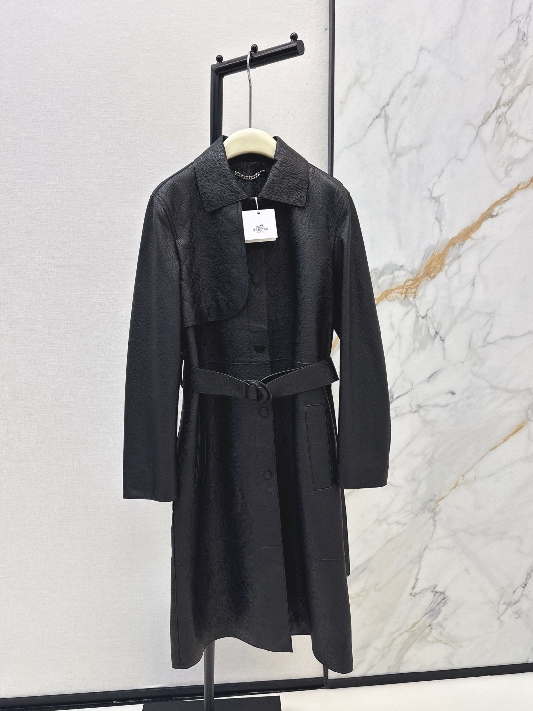 NO:762473,Comes with a dust bag for smart wear. Her 26Ss - the latest equestrian-style genuine leather jacket and coat in early spring. A classic must-have item that cannot be missed. Customized pebbled pattern. 100% imported lambskin texture. Very wide and textured upper body, three-dimensional and stylish. A and sassy low-key aristocratic temperament. Versatile, fashionable and high-end. The classic version is super authentic. Pure handmade oil edge craftsmanship. Four colors ready for sale sml,,jackets & coats,jackets &  coats, sheepskin,19860909配防尘袋高智感穿搭 Her 26Ss————早春最新款马术风真皮夹克大衣外套经典必入不可错过的单品 定制荔枝纹 百分百进口小羊皮质感无敌 挺阔质感上身立体有型 又A又飒的低调贵族气质百搭时髦又高级 经典版型超正 纯手工油边工艺 四色现货发售sml,,jackets & coats,jackets & coats,sheepskin,,Women's clothing