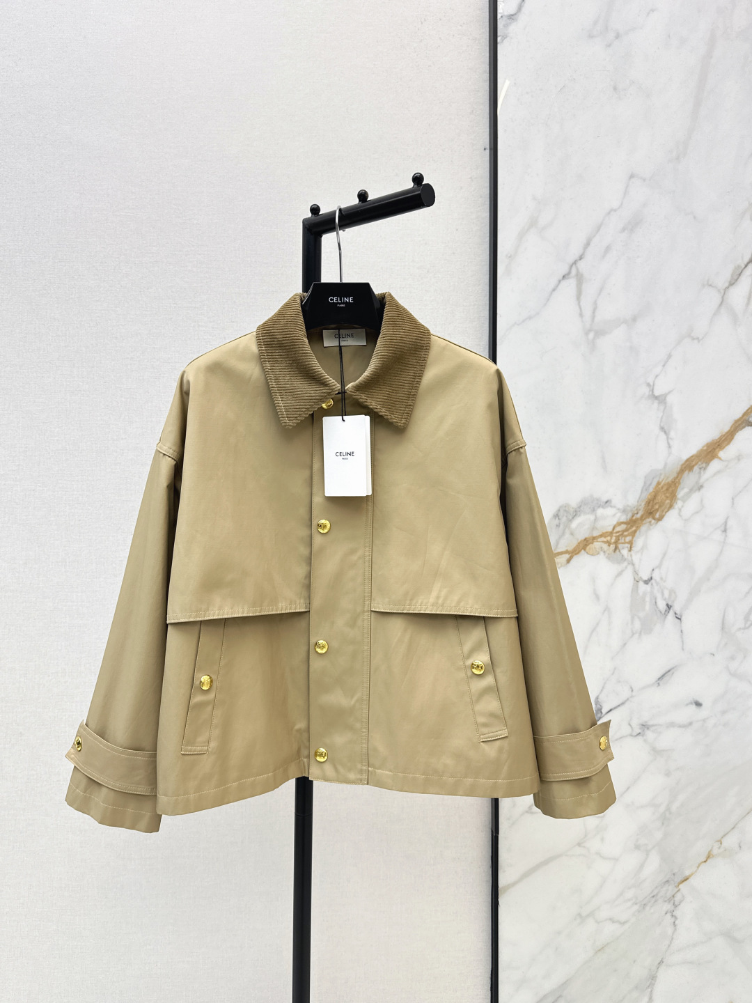 NO:762467,Ce 26Ss————The latest jacket with good looks in early spring. It’s so good-looking. It’s relaxed and has a real sense of fashion. Corduroy lapel design. Exquisite small lapel. Short version. The whole body has a spirit of spirit. It has a casual and handsome temperament. It is made of high-density windbreaker cotton fabric. It feels very stiff. One color ready for sale sml,,jackets & coats,jackets & coats,19860909Ce 26Ss————早春最新款颜值敲扛打的夹克外套 太好看了 松弛有度 实实在在的时髦感 灯芯绒翻领设计 精致小翻领 短款版型 整个版型上身精气神 自带休闲帅气气质 可甜可盐 采用高密度风衣棉面料 挺括感很好 一色现货发售sml,,jackets & coats,jackets & coats,,Women's clothing