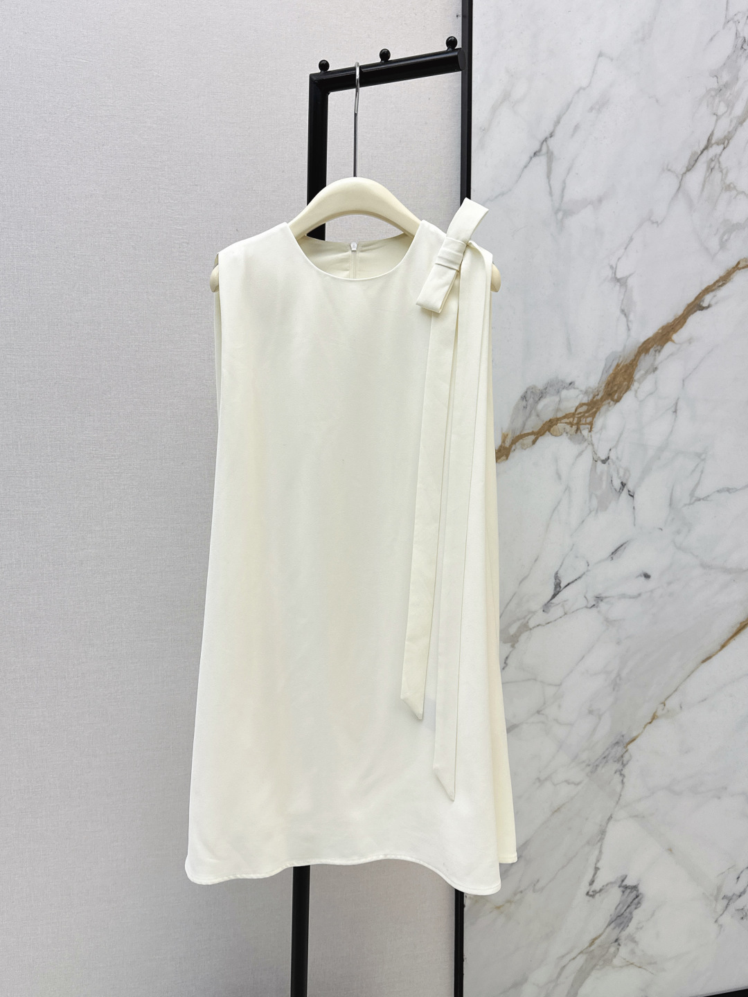 NO:762464,Fashionable design 26Ss——————The latest round neck sleeveless A-line doll dress for spring and summer. The loose silhouette is not flattering at all and is friendly to all body shapes. The bow + hanging ribbon design on the right shoulder is the visual highlight of the whole dress. It adds a sense of sophistication and agility and avoids the monotony of solid colors. It has a gentle and lazy Korean minimalist style. It is a versatile little black dress/little white dress. It has a girlish sweetness yet is mature and elegant.  Two colors ready for sale smlxl,,skirts,19860909时髦设计 26Ss—————春夏最新款圆领无袖A字娃娃款连衣裙 宽松廓形完全不挑身材 对各种身形友好 右侧肩部有蝴蝶结+垂坠飘带设计 是整件衣服的视觉亮点 增添了精致感与灵动感 避免了纯色的单调 温柔慵懒的韩系极简风 是很百搭的万能小黑裙/小白裙 既有少女感的甜美又不失成熟优雅 两色现货发售smlxl,,skirts,,Women's clothing