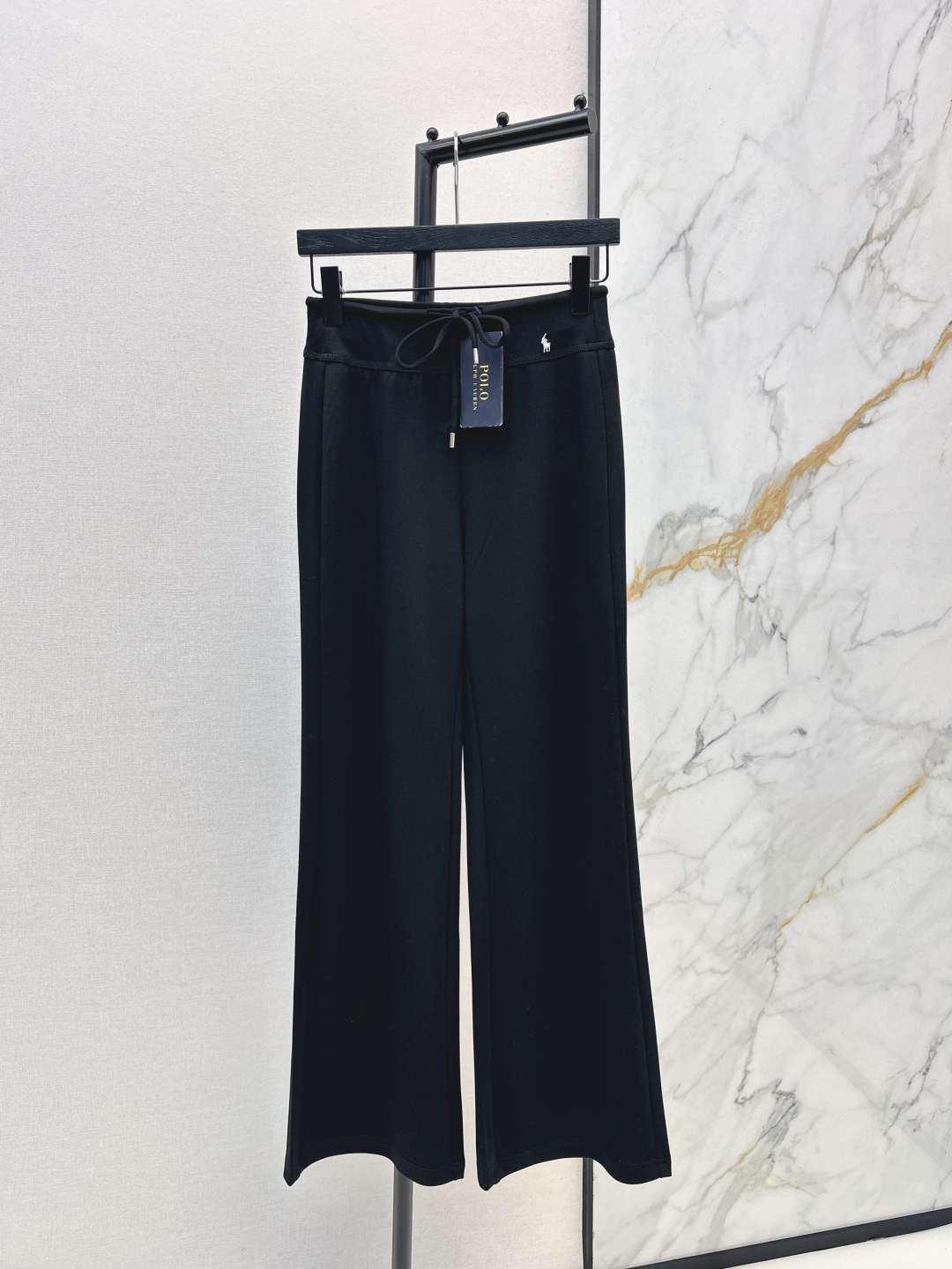 NO:762490,A must-have for girls with long legs, RL 26Ss - the latest classic embroidery-embellished bootcut trousers for spring and summer. The whole upper body is drapey trousers that I love. They modify the shape of the legs and make them look slimmer. The flared trousers are amazing. They can infinitely lengthen the proportion of the legs. They can be used for daily commuting or going out on vacation. No matter what tops they are paired with, they will look great. Elastic and non-tight fabrics. Available in three colors. sml,,19860909长腿妹子必备款 RL 26Ss————春夏最新款经典刺绣装饰微喇长裤 上身一整个爱住的垂垂裤 修饰腿型立体显瘦 喇叭裤型太绝了 无限拉长双腿比例感 即可日常通勤也可以度假出街 无论搭配什么上衣都出圈 弹性不紧绷面料 三色现货发售sml,,,Women's clothing