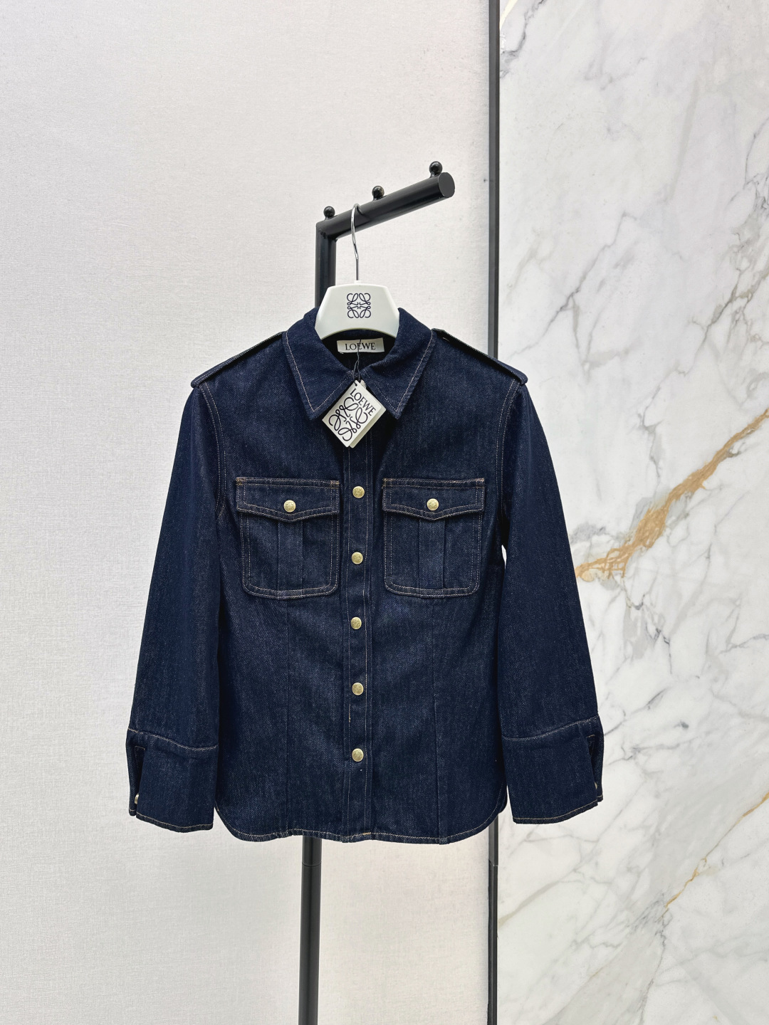 NO:762487,Loe 26Ss - the latest spring and summer slim-fit lapel denim shirt made of pure washed denim fabric. The light and thin texture is very suitable for matching in many seasons. It is a fashionable must-have. The right short version is suitable for small people. It has a kind of American retro fashion. It is 100% practical and will never be afraid of going out of style. One color ready for sale sml,, loewe, shirts,19860909Loe 26Ss————春夏最新款修身翻领牛仔衬衫原浆色洗水牛仔面料 轻薄的质感很适合多个季节搭配 时髦必备 恰到好处的小短款版型小个子也放心入哈 有种美式复古时髦 实穿性百分百 永久不怕过时 一色现货发售sml,,loewe,shirts,,Women's clothing