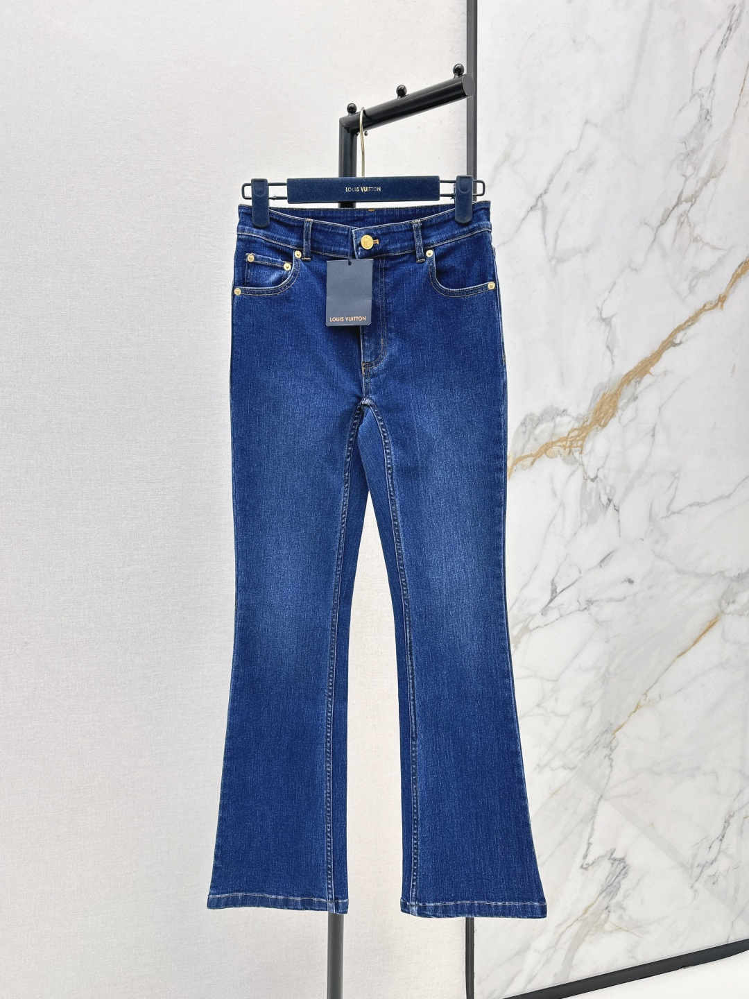 NO:762484,L's 26Ss————The latest fashionable temperament denim suit for spring and summer. Profile denim suit jacket + blue bootcut jeans. This set is highly recommended. It is full of fashion. It cleverly divides the proportions of the body. It can easily appear taller. The whole atmosphere of the upper body is full at once. It can be full of fashion without careful matching. The pocket embroidery design is in place. Developed in one color. Ready for sale. sml,, louis vuitton, jeans, jackets & coats, business suit,19860909L家 26Ss————春夏最新款时髦气质牛仔套装廓形牛仔西装外套+蓝色微喇牛仔裤 这套太推荐了 时髦感满满 巧妙分割身材比例 轻松显高 上身一整个氛围感一下子拉满 无需精心搭配就可以时髦感满满 口袋刺绣设计感很到位 一色分开发 现货发售sml,,louis vuitton,jeans,jackets & coats,business suit,,Women's clothing