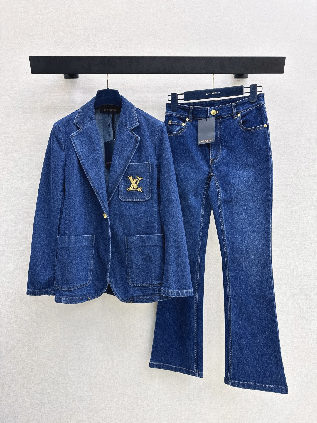 NO:762481,L's 26Ss————The latest fashionable temperament denim suit for spring and summer. Profile denim suit jacket + blue bootcut jeans. This set is highly recommended. It is full of fashion. It cleverly divides the proportions of the body. It can easily appear taller. The whole atmosphere of the upper body is full at once. It can be full of fashion without careful matching. The pocket embroidery design is in place. Developed in one color. Ready for sale. sml,, louis vuitton, jeans, jackets & coats, business suit,19860909L家 26Ss————春夏最新款时髦气质牛仔套装廓形牛仔西装外套+蓝色微喇牛仔裤 这套太推荐了 时髦感满满 巧妙分割身材比例 轻松显高 上身一整个氛围感一下子拉满 无需精心搭配就可以时髦感满满 口袋刺绣设计感很到位 一色分开发 现货发售sml,,louis vuitton,jeans,jackets & coats,business suit,,Women's clothing