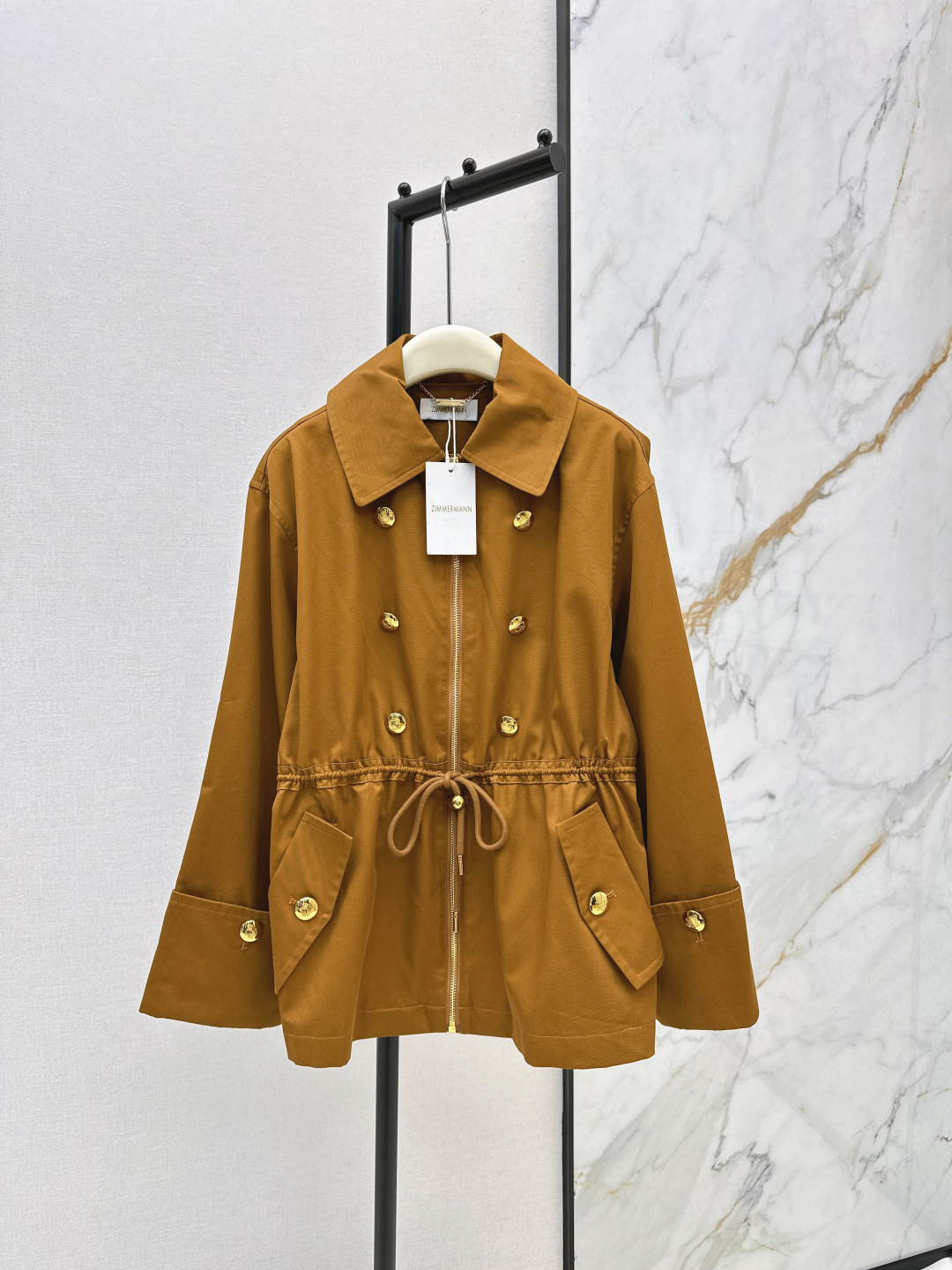 NO:762478,Fashionable outfit recommendation Zim 26Ss————The latest spring and summer windbreaker with drawstring waist design is fashionable and graceful. Short design. The upper body lengthens the body proportions and makes you look taller. Slightly dropped shoulders, neat and capable tailoring. The silhouette is very tolerant. Classic and atmospheric. Three-dimensional and stylish. The waist has a drawstring design. It can be transformed into a waist. Two ways to wear it. One color ready for sale sml,,19860909时髦穿搭推荐 Zim 26Ss————春夏最新款抽绳收腰设计风衣时髦又有风度 短款设计 上身拉长身材比例 更显高挑 微落肩利落干练剪裁廓形感 很有包容性 经典大气 立体有型 腰部有抽绳设计 可以变身收腰 两种穿法哦 一色现货发售sml,,,Women's clothing