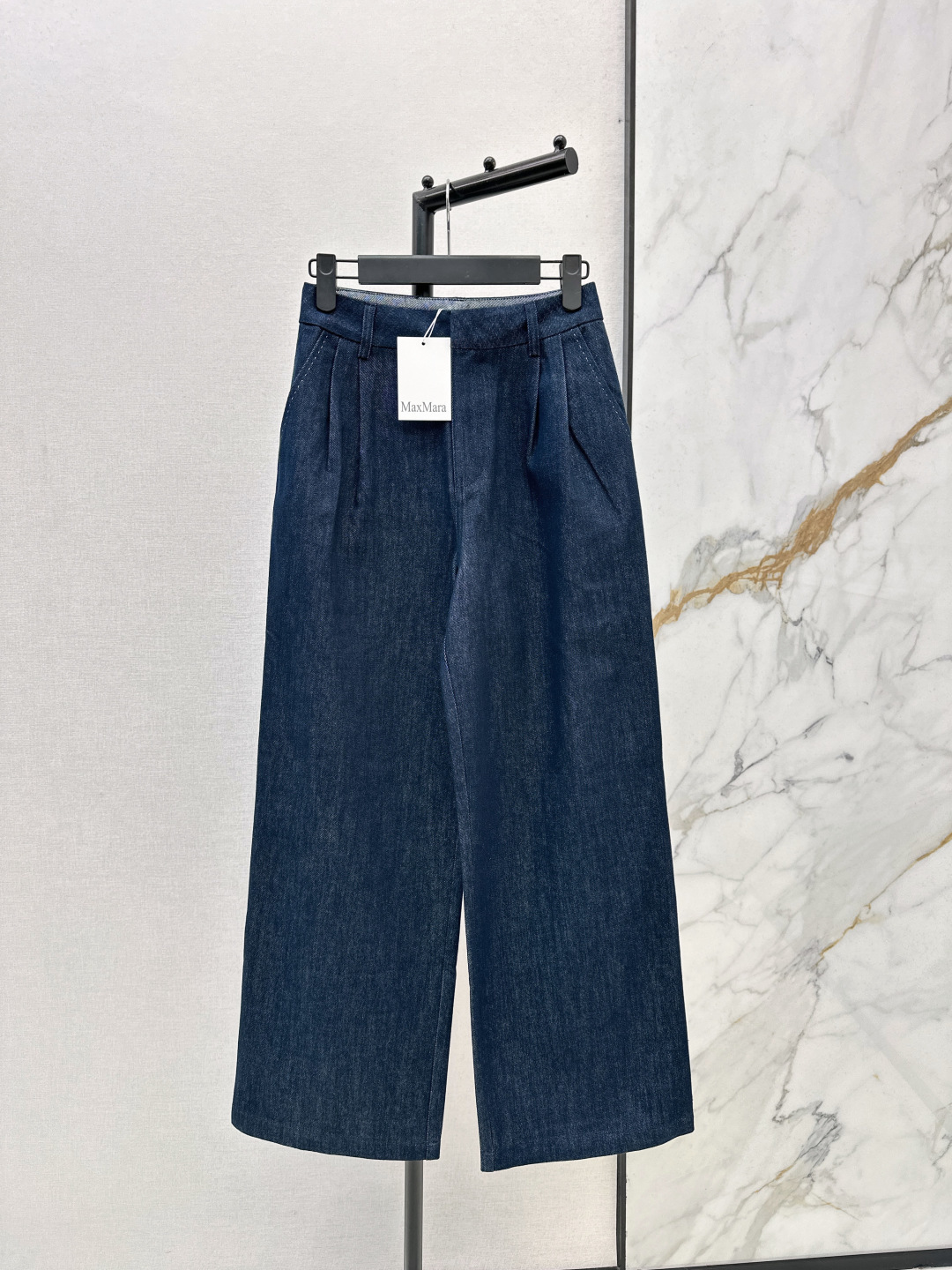 NO:762475,Max 26Ss, the latest minimalist style denim suit for early spring. Double-breasted blazer + high-waisted denim straight pants. A very good-looking set. It is casual and stylish for daily use. The original color denim is very high-end. It is not a picky set. It can also be matched separately. The inner stripe + beaded edge design has a sense of style. It is developed in one color. Ready for sale sml,, jackets & coats, business suit,19860909高知感穿搭 Max 26Ss————早春最新款极简风牛仔套装 双排扣西装外套+高腰牛仔直筒裤 超好看的一套搭配 日常休闲有造型感 原色牛仔很高级 完全不挑人的一套 也可以分开搭配 内里条纹+珠边设计 很有腔调感 一色分开发 现货发售sml,,jackets & coats,business suit,,Women's clothing