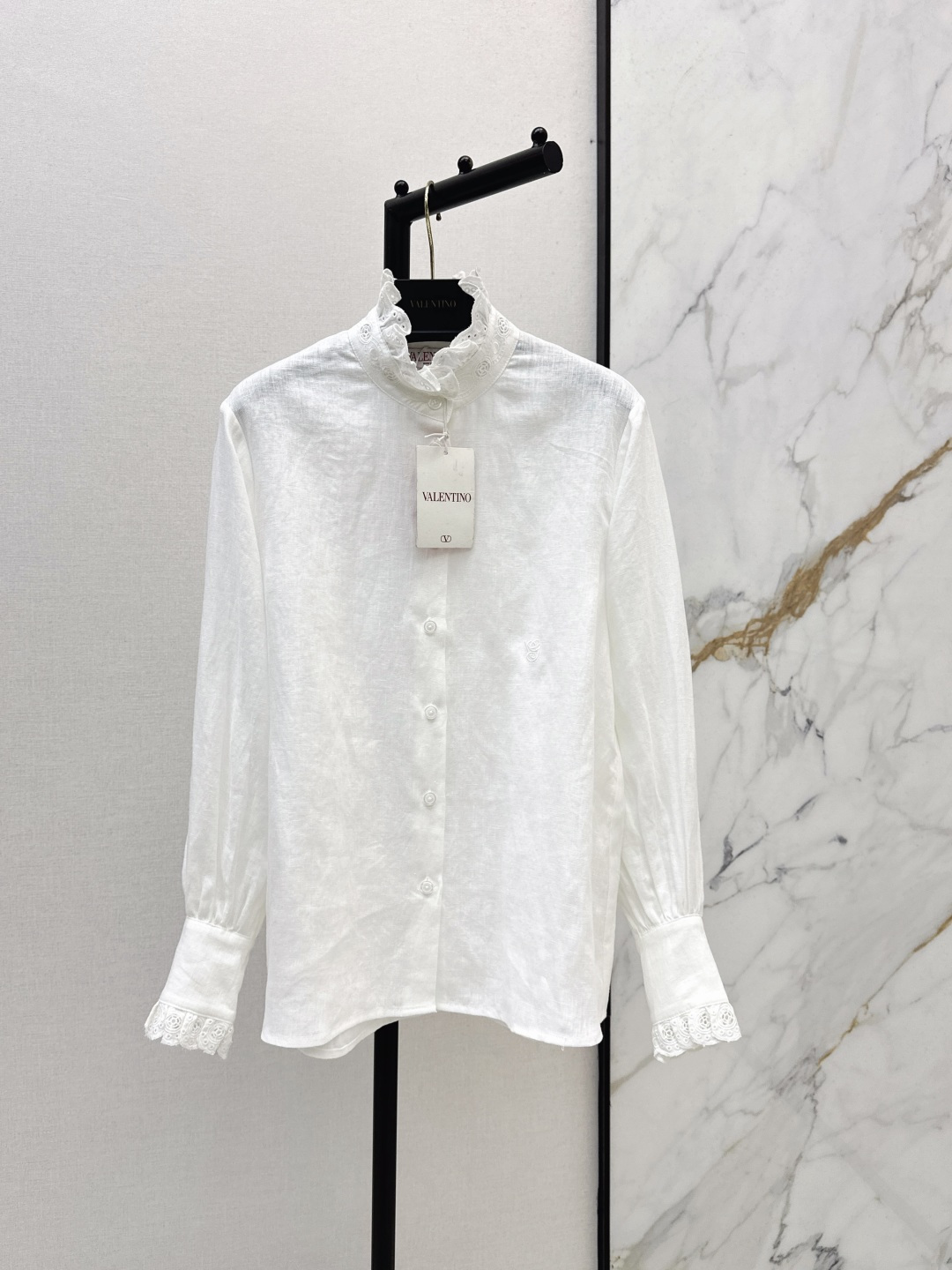 NO:762463,Exclusive debut VLTN 26Ss————The latest water-soluble lace stand-up collar linen shirt for spring and summer is made of light and breathable linen fabric. The color is fresh and elegant. Stand-up collar + embroidered lace design. Super detailed and retro and age-reducing. The classic version is versatile and not picky for daily use. Two colors are available for sale sml,, shirts,19860909独家首发 VLTN 26Ss————春夏最新款水溶花边立领亚麻衬衫采用轻薄透气亚麻面料 色调清新优雅 立领+刺绣花边设计 超有细节感复古又减龄 经典版型百搭日常不挑人 两色现货发售sml,,shirts,,Women's clothing