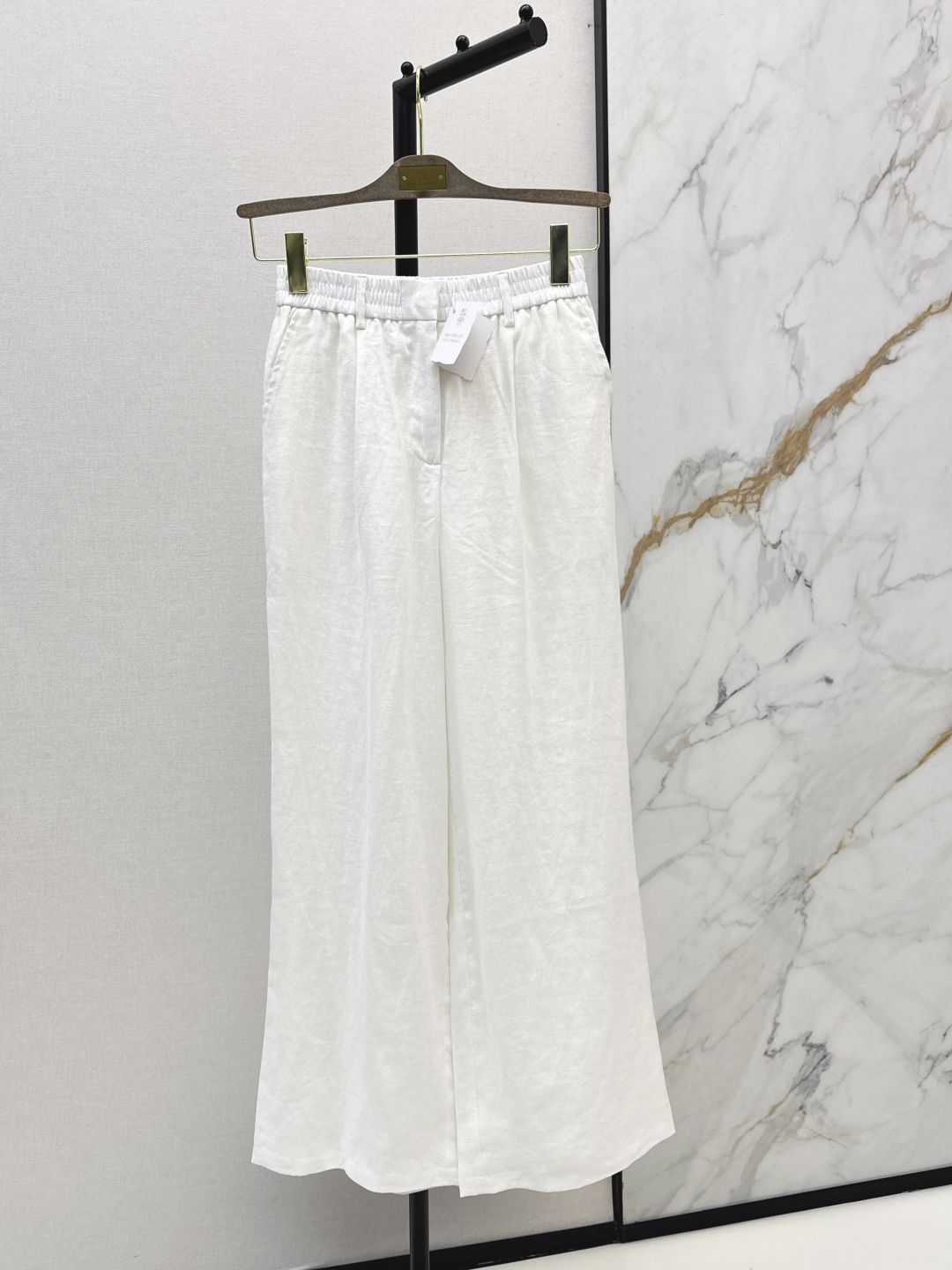 NO:762489,Italian minimalist style Bc 26Ss————The latest minimalist long-term casual linen straight trousers for spring and summer. Elastic waist ruffled straight wide-leg tailoring. The upper body is smart and elegant. It is easy to control for commuting wear and interpret different styles. The copper chain on the back waist is decorated with minimalist design. Luxurious but not simple. Recommend a set of matching. Two colors are available for sale sml,,19860909意式极简风穿搭 Bc 26Ss————春夏最新款极简长期主义休闲亚麻直筒西裤松紧腰褶饰直筒阔腿版型剪裁 上身干练优雅 通勤穿搭轻松驾驭演绎不同风格 后腰铜链装饰极简主义设计 奢华不简 推荐一套搭配 两色现货发售sml,,,Women's clothing