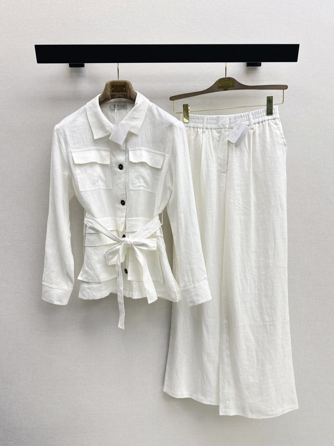 NO:762486,Italian minimalist style Bc 26Ss————The latest minimalist long-term lapel linen jacket in spring and summer. The silhouette is matched with a belt design. It is an easy interpretation of lazy and casual high-end items. The classic version is elegant and calm for pear-shaped figures. Highly recommended for keeping as a versatile item. Recommend a set. Two colors are available for sale sml,,jackets & coats,jackets & coats,19860909意式极简风穿搭 Bc 26Ss————春夏最新款极简长期主义翻领亚麻夹克外套廓形版型搭配腰带设计 轻松演绎慵懒随性的高级单品 经典版型优雅从容的梨形身材穿搭天菜 强烈推荐自留百搭单品 推荐一套搭配 两色现货发售sml,,jackets & coats,jackets & coats,,Women's clothing