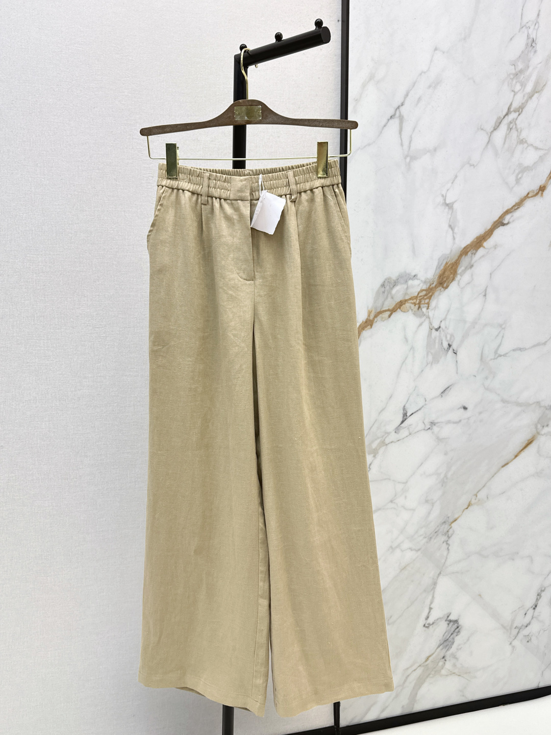 NO:762483,Italian minimalist style Bc 26Ss————The latest minimalist long-term casual linen straight trousers for spring and summer. Elastic waist ruffled straight wide-leg tailoring. The upper body is smart and elegant. It is easy to control for commuting wear and interpret different styles. The copper chain on the back waist is decorated with minimalist design. Luxurious but not simple. Recommend a set of matching. Two colors are available for sale sml,,19860909意式极简风穿搭 Bc 26Ss————春夏最新款极简长期主义休闲亚麻直筒西裤松紧腰褶饰直筒阔腿版型剪裁 上身干练优雅 通勤穿搭轻松驾驭演绎不同风格 后腰铜链装饰极简主义设计 奢华不简 推荐一套搭配 两色现货发售sml,,,Women's clothing