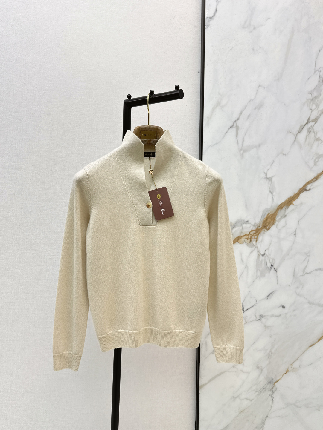 NO:790402,High-end sense of wear LP 26Ss————The latest old-money style wear in spring and summer. Temperament V-neck knitted sweater. Imported cashmere yarn is soft and comfortable. The texture is invincible. Minimalist stand-up collar is casual and elegant. Rich and beautiful must-have high-end items. The classic version is tall and slim. Elegant and versatile without being picky. One color ready for sale sml,,loro piana,sweaters,19860909高知感穿搭 LP 26Ss————春夏最新款老钱风穿搭气质V领针织毛衣进口羊绒纱线软糯舒适质感无敌赞 极简立领随性大气 富美必备高级单品 经典版型上身高挑又显瘦 优雅百搭不挑人 一色现货发售sml,,loro piana,sweaters,,Women's clothing