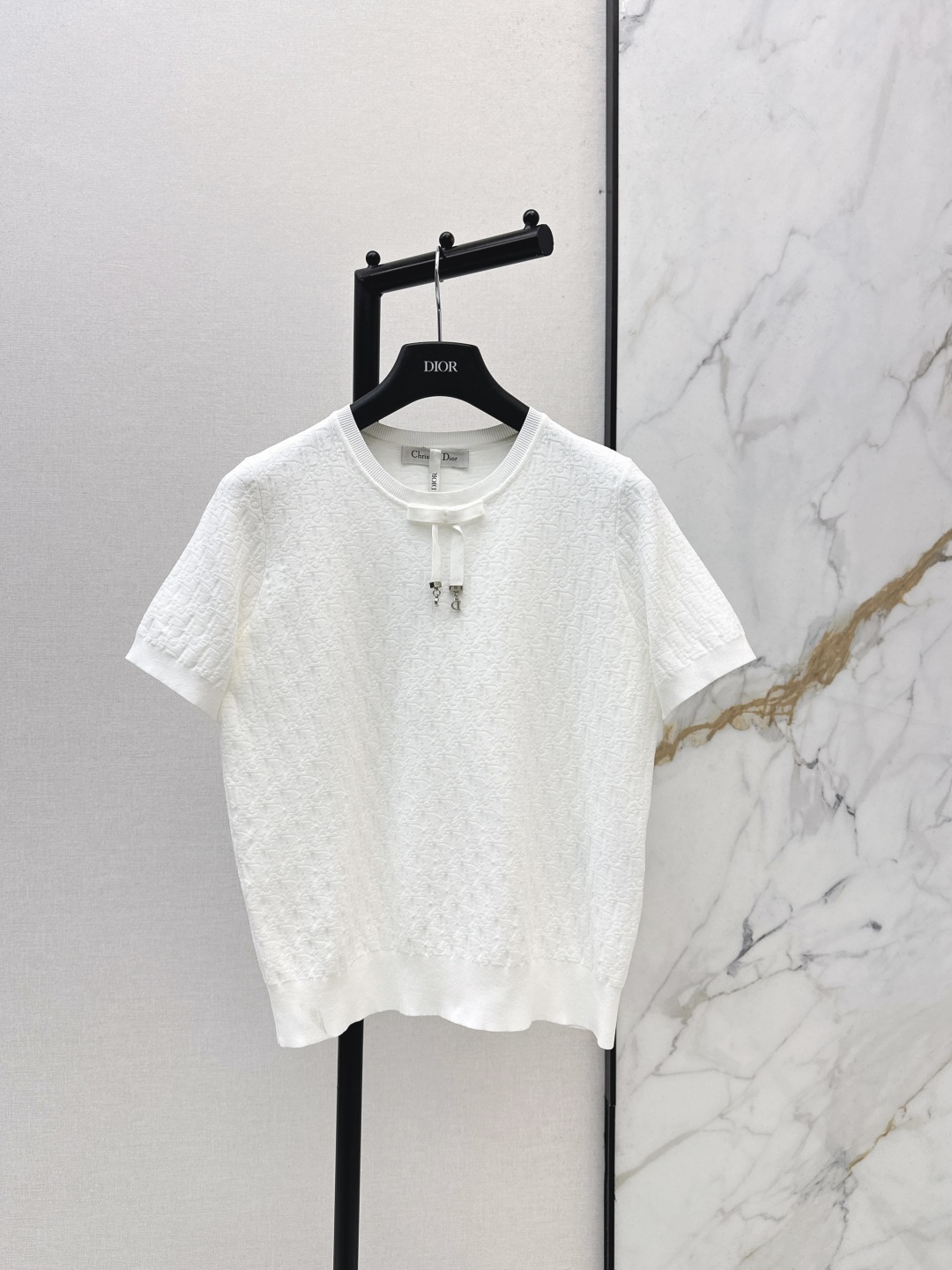 NO:790400,CD 26Ss————The latest bow knitted short-sleeve with dark pattern logo for spring and summer is directly grasped by the texture. The knitted fabric is soft and sinewy. The bow design is sweet but not greasy. The dark pattern logo is low-key and high-end. The slim fit is perfect for curves. It is perfect to wear alone with a suit jacket in spring and summer. One color ready for sale sml,, jackets & coats, T-shirt, business suit,19860909CD 26Ss————春夏最新款蝴蝶结暗纹logo针织短袖直接被质感拿捏 针织面料软乎乎又有筋骨 蝴蝶结设计甜而不腻 暗纹logo低调中透着高级 修身版型衬得曲线超绝 春夏单穿搭配西装外套都绝 一色现货发售sml,,jackets & coats,T-shirt,business suit,,Women's clothing