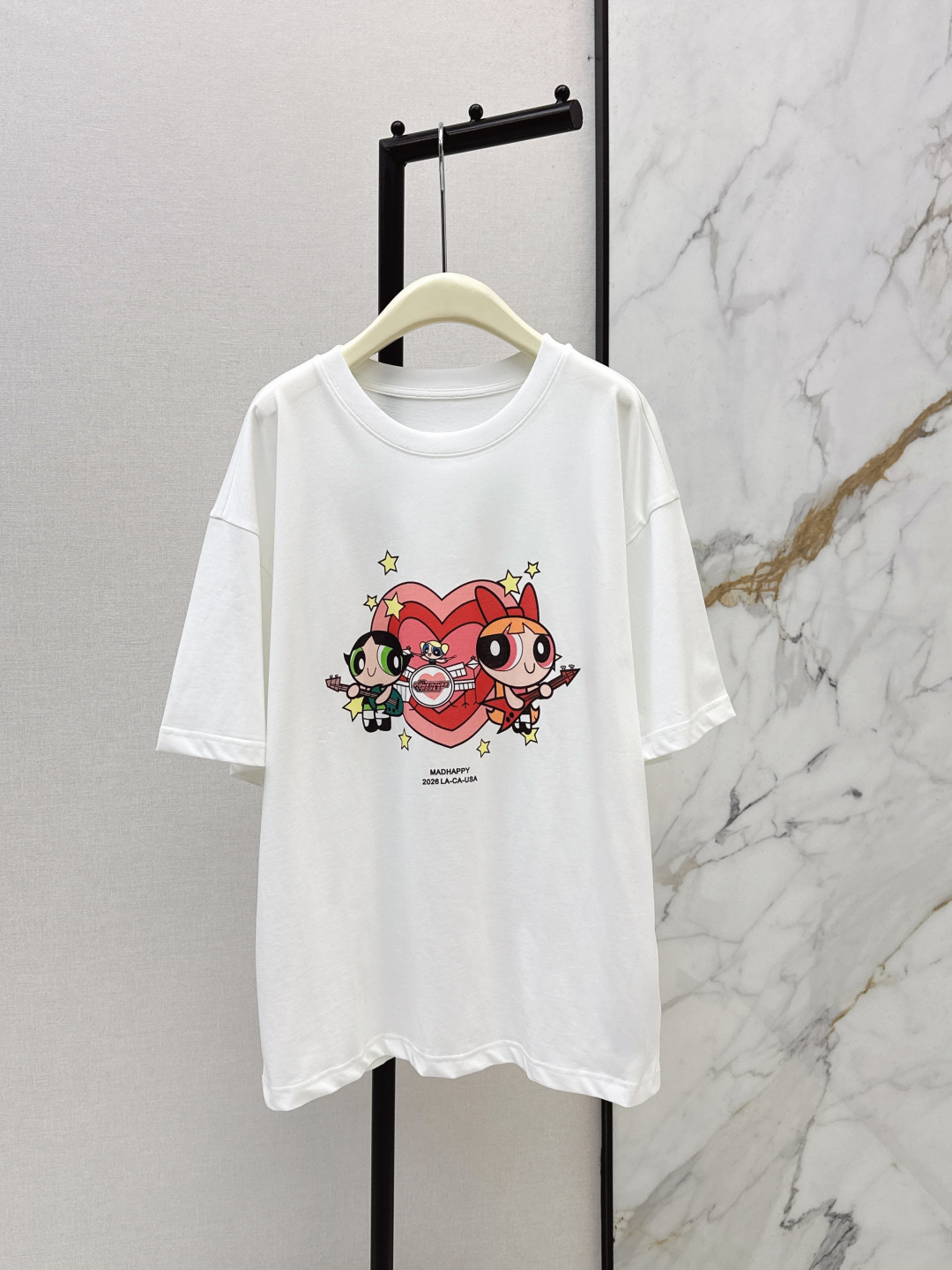 NO:790398,Fashionable design 26Ss————The latest Powerpuff Girls co-branded T-shirt in spring and summer is made of pure cotton. It is comfortable and breathable to wear. The loose fit is super casual. On the front is the Powerpuff Girls cartoon pattern + red love heart. It is full of childlike fun and highly recognizable. It is great for daily wear or theme styling. It goes well with jeans and shorts. It is easy to create a dynamic look~~ One color ready for sale sml, shorts, jeans, tees, t-shirt,19860909时髦设计 26Ss————春夏最新款飞天小女警联名T恤纯棉材质 穿着舒适透气 宽松版型超显休闲感 正面是飞天小女警卡通图案+红色爱心 童趣满满 辨识度超高 日常穿搭或主题造型都很出彩 搭配牛仔裤短裤都很OK 轻松打造活力look～～ 一色现货发售sml,,shorts,jeans,tees，t-shirt,,Women's clothing