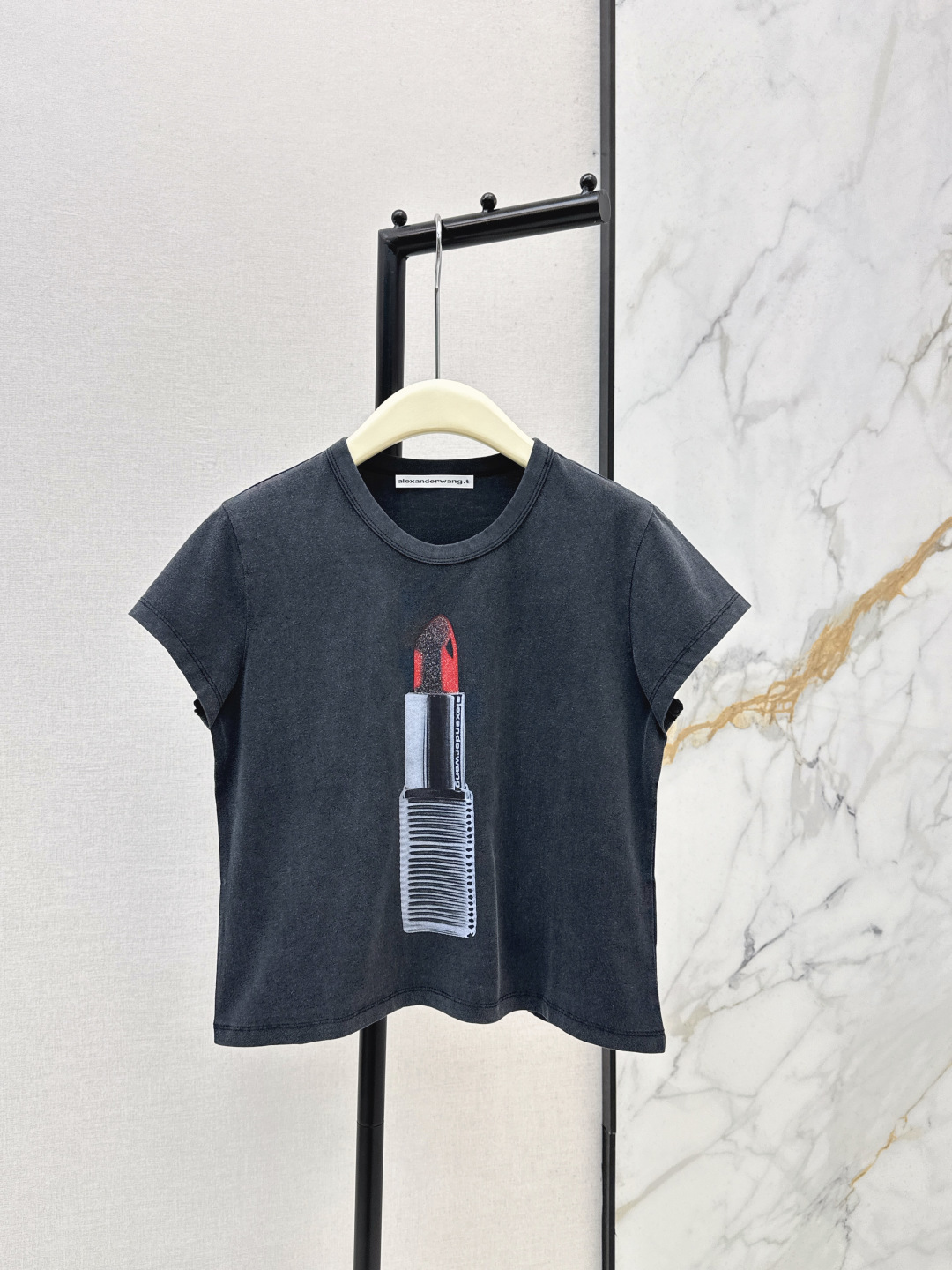 NO:790415,Aw 26Ss————The latest spring and summer short slim fit lipstick printed T-shirt made of white pure cotton. The red lipstick print on the front is very recognizable. Simple and fashionable. The slim cut is perfect for daily wear or street style. It goes well with jeans and short skirts. The brand's consistent avant-garde design is full of personality. Two colors are available in stock, sml, skirts, jeans, tees, t-shirt,19860909Aw 26Ss————春夏最新款小短款修身口红印花T恤白色纯棉材质 正面红色口红印花超有辨识度 简约又时髦 修身剪裁日常穿搭或街头风都很OK 搭配牛仔裤短裙都很出彩 品牌一贯的前卫设计个性十足 两色现货发售sml,,skirts,jeans,tees，t-shirt,,Women's clothing