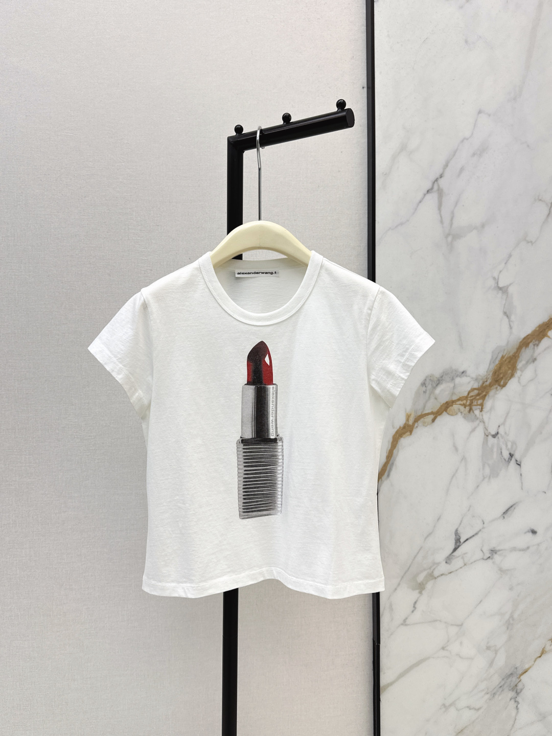 NO:790413,Aw 26Ss————The latest spring and summer short slim fit lipstick printed T-shirt made of white pure cotton. The red lipstick print on the front is very recognizable. Simple and fashionable. The slim cut is perfect for daily wear or street style. It goes well with jeans and short skirts. The brand's consistent avant-garde design is full of personality. Two colors are available in stock, sml, skirts, jeans, tees, t-shirt,19860909Aw 26Ss————春夏最新款小短款修身口红印花T恤白色纯棉材质 正面红色口红印花超有辨识度 简约又时髦 修身剪裁日常穿搭或街头风都很OK 搭配牛仔裤短裙都很出彩 品牌一贯的前卫设计个性十足 两色现货发售sml,,skirts,jeans,tees，t-shirt,,Women's clothing