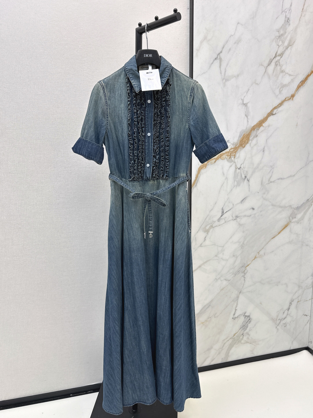 NO:790407,CD 26Ss————Early spring’s latest long denim dress decorated with fungus edges. Super fashionable new denim denim. The upper body is cool and sassy with a unique color tone. The texture is fine and the cotton feels natural. It is sinewy yet soft and super beautiful. The details are super well made. One color ready for sale smlxl,,skirts,19860909CD 26Ss————早春最新款木耳边装饰长款牛仔连衣裙 超时髦新款丹宁牛仔 个性色调上身又酷又飒爽 纹理细腻棉感自然 既有筋骨感又不失柔软超级漂亮 细节做工超级好 一色现货发售smlxl,,skirts,,Women's clothing