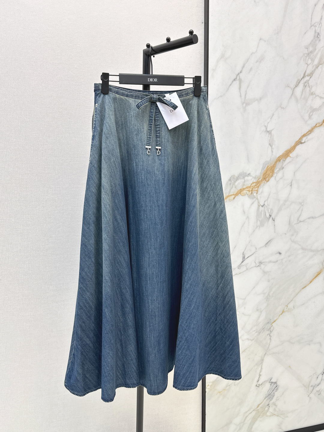 NO:790405,CD 26Ss————The latest distressed washed denim skirt in early spring. Super fashionable new denim denim. The upper body is cool and sassy in individual colors. The texture is fine and the cotton feels natural. It is muscular yet soft. Super beautiful. One color ready for sale smlxl,,skirts,19860909CD 26Ss————早春最新款做旧洗水牛仔半裙 超时髦新款丹宁牛仔 个性色调上身又酷又飒爽 纹理细腻棉感自然 既有筋骨感又不失柔软 超级漂亮 一色现货发售smlxl,,skirts,,Women's clothing