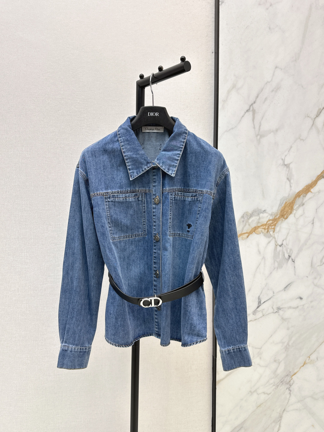 NO:790403,CD 26Ss————The latest spring and summer bee embroidered belt denim shirt, fashionable new denim denim, unique color tone on the upper body, cool and sassy, ​​fine texture, natural cotton feel, both sinewy and soft, super beautiful, ready for sale in one color, sml,, shirts,19860909CD 26Ss————春夏最新款蜜蜂刺绣腰带牛仔衬衫时髦新款丹宁牛仔 个性色调上身又酷又飒爽 纹理细腻棉感自然 既有筋骨感又不失柔软 超级漂亮 一色现货发售sml,,shirts,,Women's clothing