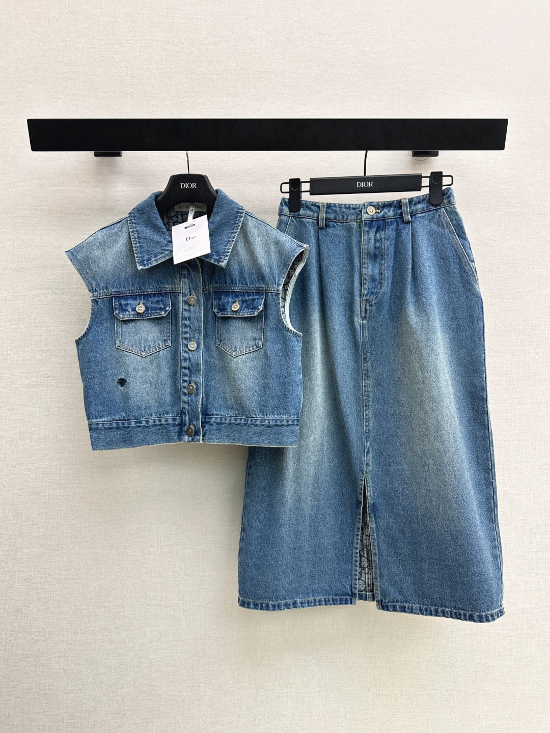 NO:790401,CD 26Ss————The latest fashionable denim suit for spring and summer, lapel denim vest + skirt. Super fashionable new denim denim. The upper part of the body is cool and sassy when washed with personalized color. Made of customized high-quality twill cotton washed denim fabric. The texture is fine and natural. It is sinewy yet soft. The enzyme-washed color is a classic color that is not picky. Super beautiful. Available in one set. Two colors available for sale sml,,skirts,19860909CD 26Ss————春夏最新款时髦牛仔套装翻领牛仔马甲+半裙 超时髦新款丹宁牛仔 酵洗个性色调上身又酷又飒爽 采用定制高品质斜纹棉质水洗牛仔面料 纹理细腻棉感自然 既有筋骨感又不失柔软 酵洗色不挑人的经典色 超级漂亮 一套出 两色现货发售sml,,skirts,,Women's clothing