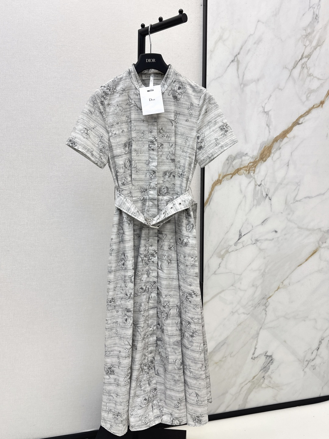 NO:790399,CD 26Ss————The latest spring and summer jacquard fabric long dress, elegant and smart, simple yet exuding luxury, and the workmanship of the whole dress is very fine!  The pattern is simple and clear at a glance, beautiful and fantasy, low-key yet eye-catching. Available in one color, sml,,skirts,19860909CD 26Ss————春夏最新款提花面料长款连衣裙 飘逸灵动 简约中流露出高奢 整件衣服做工更是非常精细！ 版型简单一目了然 美伦美幻 低调又要引人注目 一色现货发售sml,,skirts,,Women's clothing