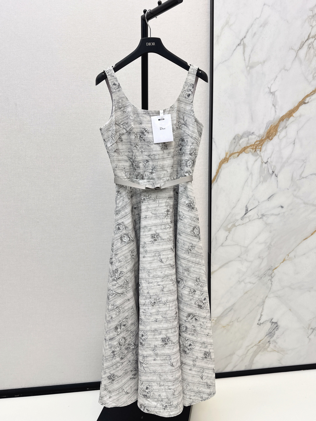 NO:790397,CD 26Ss————The latest long sleeveless dress in jacquard fabric for spring and summer. It is elegant and smart. It is simple yet exuding luxury. The workmanship of the whole dress is very fine!  The pattern is simple and clear at a glance, beautiful and fantasy, low-key yet eye-catching. Available in one color, sml,,skirts,19860909CD 26Ss————春夏最新款提花面料长款无袖连衣裙 飘逸灵动 简约中流露出高奢 整件衣服做工更是非常精细！ 版型简单一目了然 美伦美幻 低调又要引人注目 一色现货发售sml,,skirts,,Women's clothing