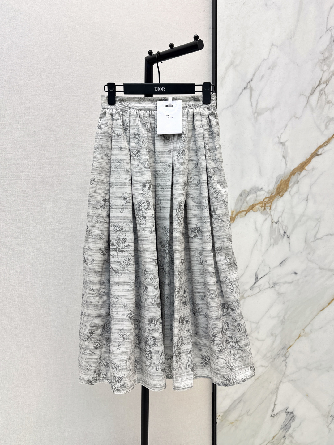 NO:790396,CD 26Ss————The latest long jacquard fabric skirt for spring and summer. It is elegant and smart. It exudes luxury in its simplicity. The workmanship of the whole dress is very fine!  The pattern is simple and clear at a glance, beautiful and fantasy, low-key yet eye-catching. Available in one color, sml,,skirts,19860909CD 26Ss————春夏最新款提花面料长款半裙 飘逸灵动 简约中流露出高奢 整件衣服做工更是非常精细！ 版型简单一目了然 美伦美幻 低调又要引人注目 一色现货发售sml,,skirts,,Women's clothing
