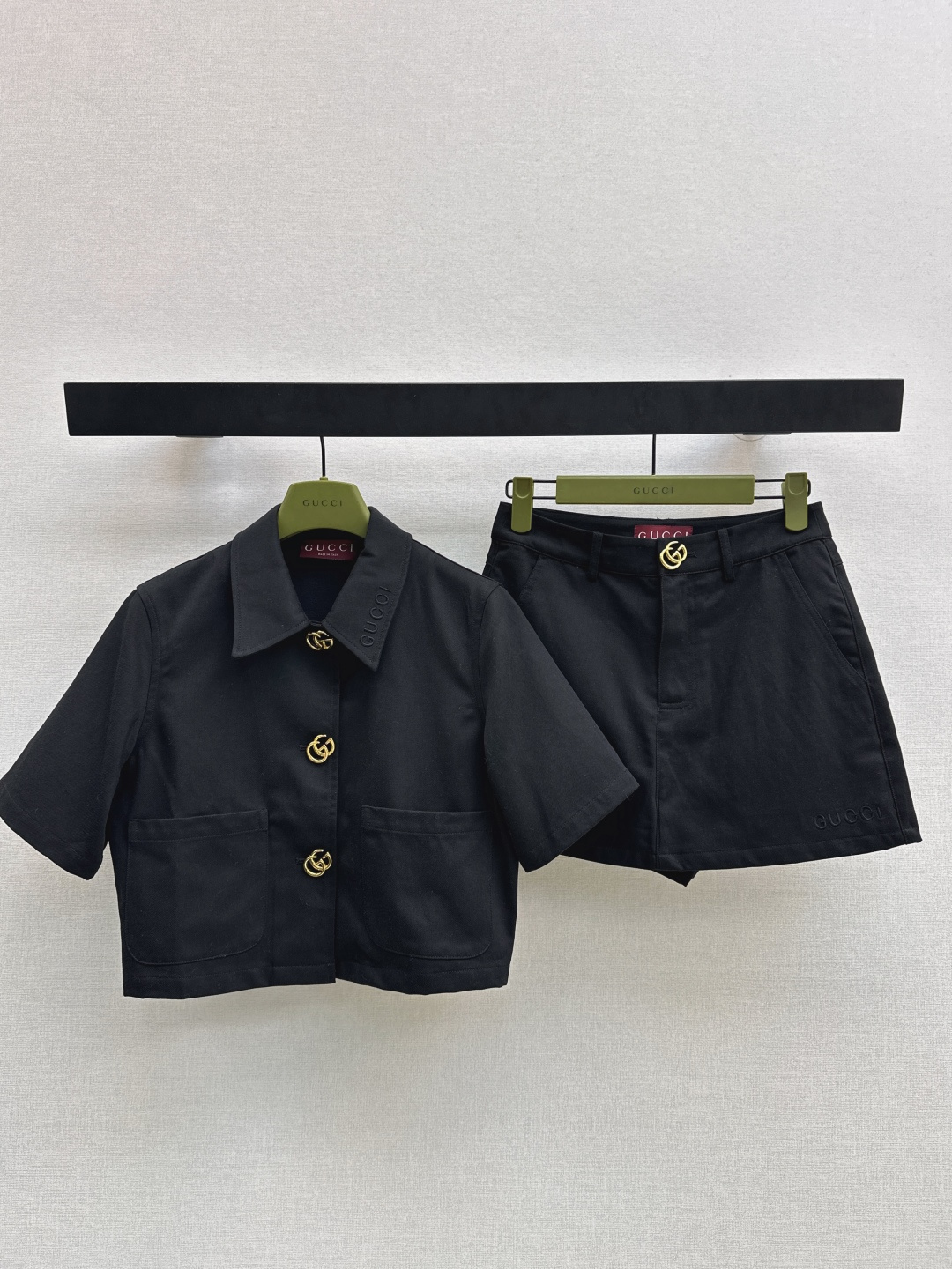 NO:790393,Gu 26Ss————The latest spring and summer gg hardware decoration set, short lapel top + shorts, cute style, full of small details, exquisite workmanship, age-reducing fashion, good HOLD style, one set, ready for sale in one color, sml,,shorts,19860909Gu 26Ss————春夏最新款gg五金装饰套装小短款翻领上衣+短裤 可A可乖的风格 满满小细节太加分了 做工精致 减龄时尚 好HOLD住造型 一套出 一色现货发售sml,,shorts,,Women's clothing
