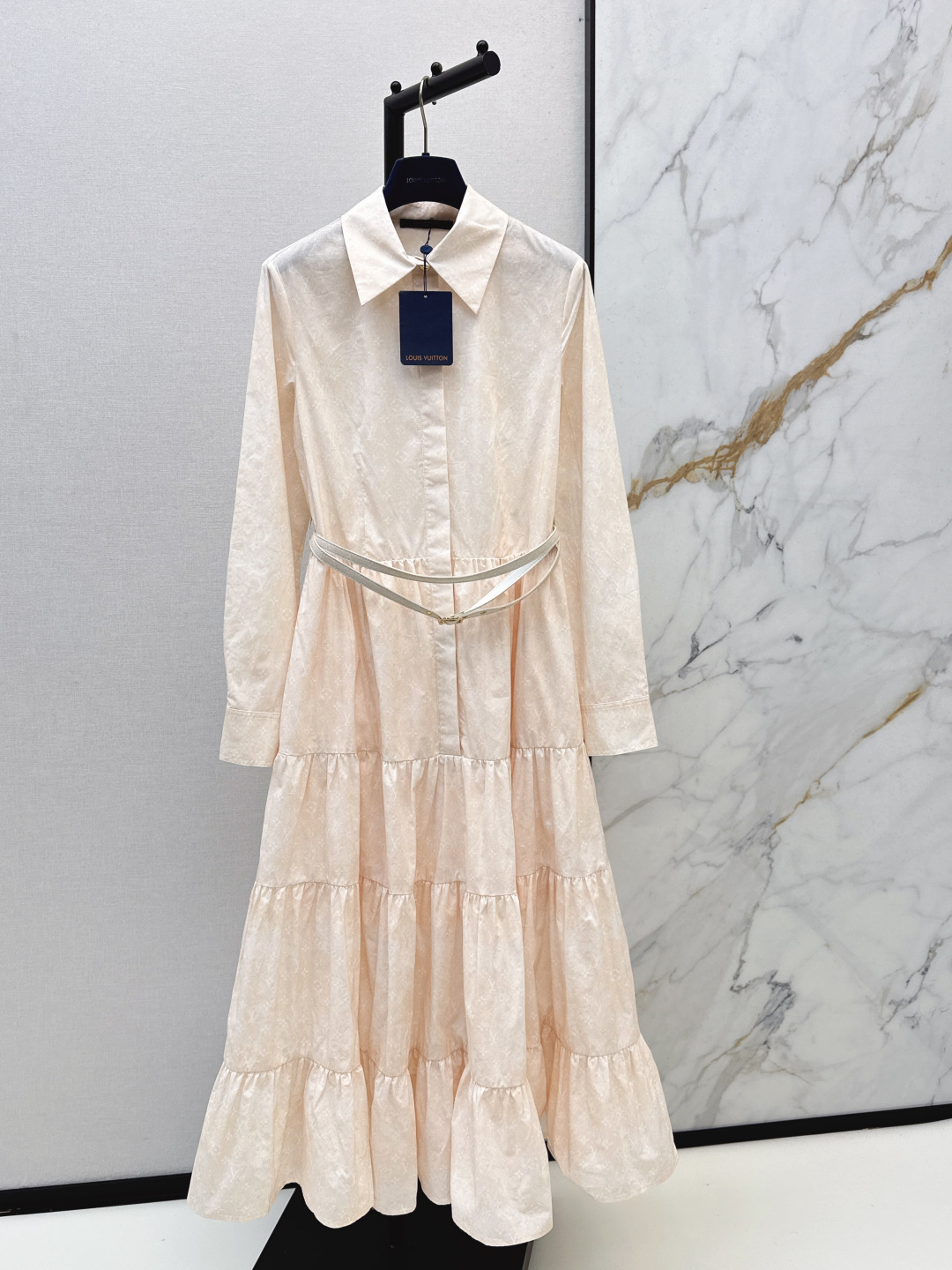 NO:790390,L Family 26Ss————The latest spliced ​​cake skirt long dress in early spring is full of texture and elegant design. It is OK for daily OL. A fashionable dress with unique charm. Poplin cotton fabric. The texture is super good. One color is available in stock smlxl,, louis vuitton, skirts,19860909L家 26Ss————早春最新款拼接蛋糕裙摆长款连衣裙质感十足 优雅气质设计 日常OL都OK 一款具有独特魅力的时尚连衣裙 府绸棉面料 质感超好 一色现货发售smlxl,,louis vuitton,skirts,,Women's clothing