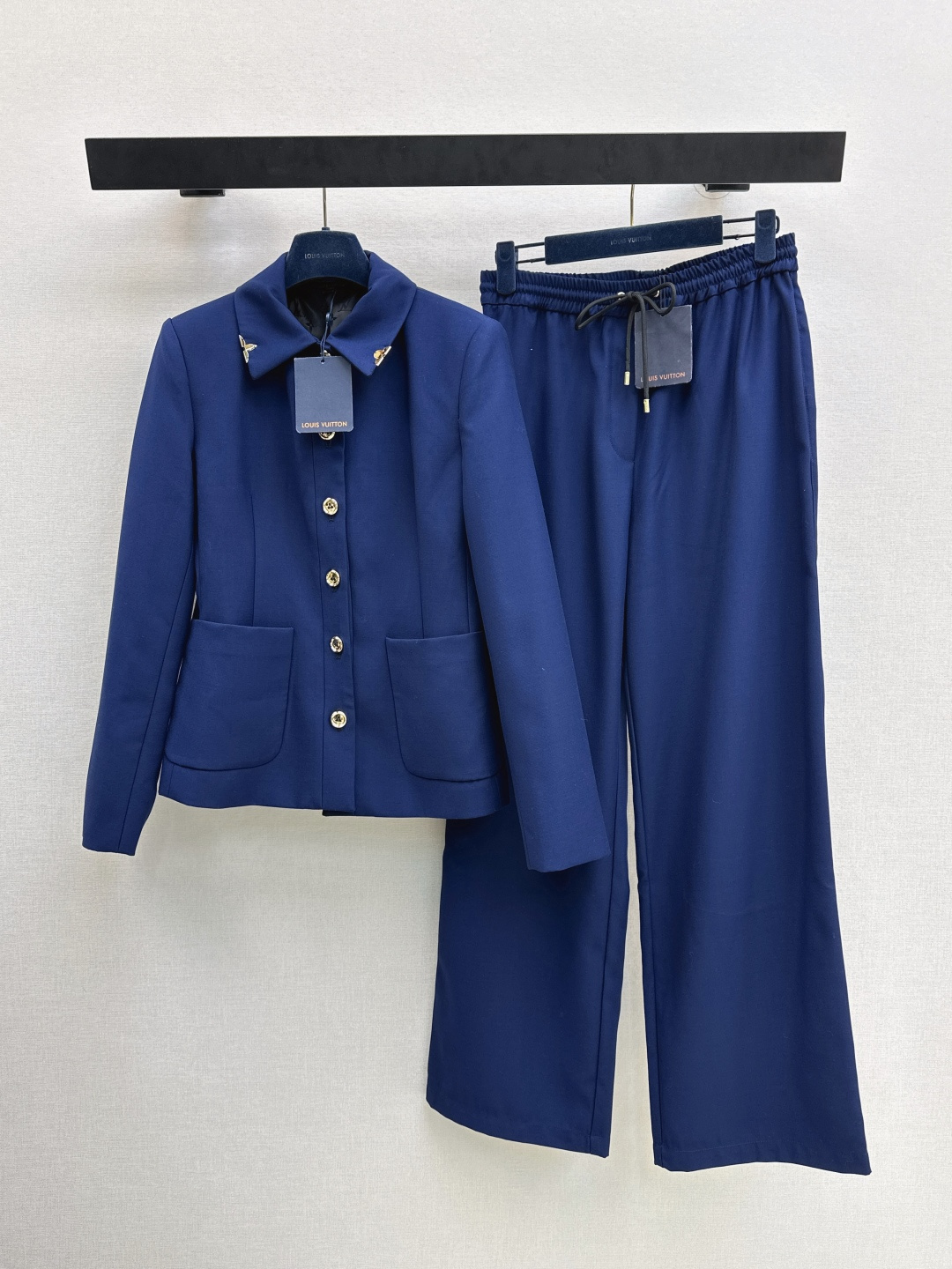 NO:790384,L's 26Ss - the latest spring and summer OL temperament suit with hardware decoration double pocket jacket + straight trousers. Simple and elegant. Very high-end imported texture. Look carefully at the details. The color is super correct. The upper body is very cool. Clean and classy. It enhances the temperament. It completely complies with the level of high-end ready-to-wear. It is impossible not to love it. A must-have for temperament girls. Developed in one color. Ready for sale smlxl. Outside, Louis Vuitton, jackets & coats,19860909L家 26Ss————春夏最新款OL气质套装五金装饰双口袋外套+直筒裤 简洁大气 非常高级的进口质地 仔细看细节 颜色超正 上身非常飒爽 干净有品 提气质 完全按照高定成衣水准 无法不爱 气质MM必入 一色分开发 现货发售smlxl 外,,louis vuitton,jackets & coats,,Women's clothing