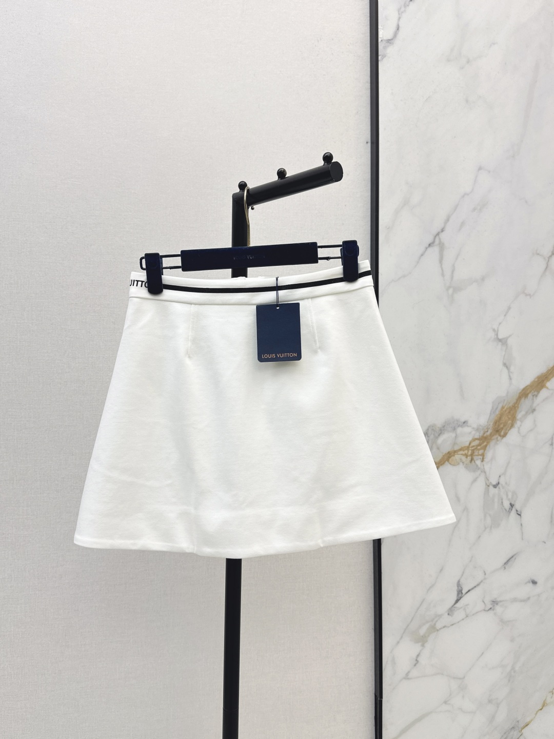 NO:790381,L’s 26Ss—the latest spring and summer style A-line skirt decorated with contrasting lines, fashionable and low-key, elegant and luxurious!  The version is versatile and not picky. Original custom-made fabric. The quality of workmanship depends on the details. Bai Fumei is a must-have. Highly recommended. Recommend a set. Available in one color, smlxl, louis vuitton, skirts,19860909L家 26Ss————春夏最新款撞色线条装饰A字半裙 时髦低调 气质又奢华高级！版型百搭不挑人 原版定制面料 做工品质看细节 白富美必入 强烈推荐 推荐一套搭配 一色现货发售smlxl,,louis vuitton,skirts,,Women's clothing