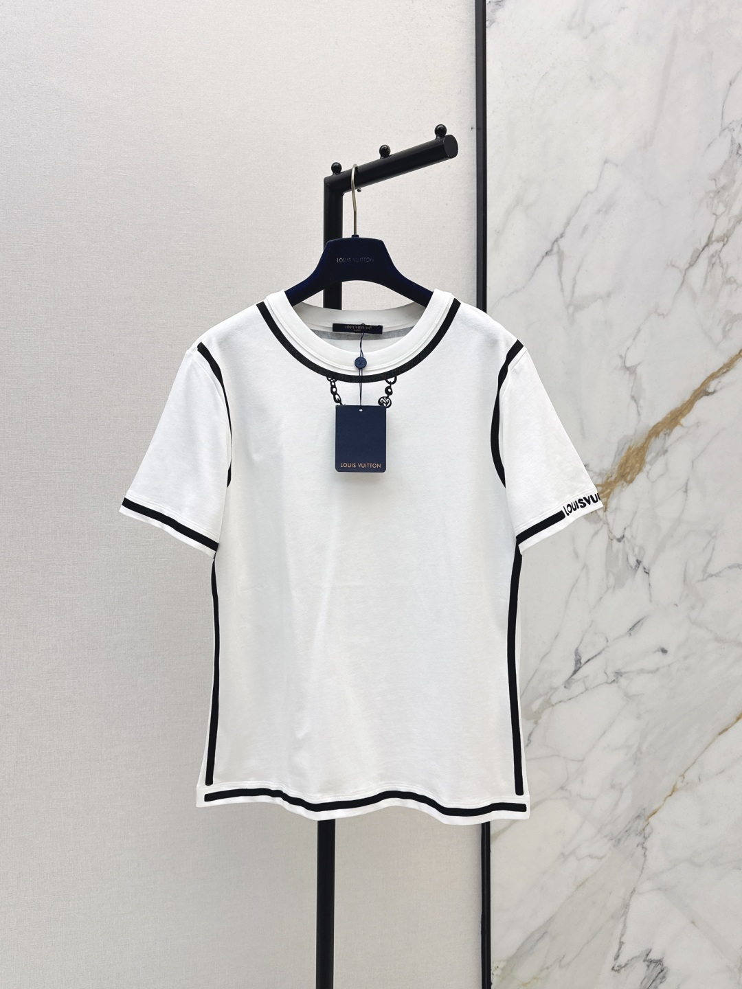 NO:790378,L Family 26Ss————The latest round-neck T-shirt with contrasting lines and decorations for spring and summer. It is very dense and feels super good. It is a really hard-working one. The details are perfect. The regular version is not picky at all. It is simple and generous on the upper body. It instantly enhances your temperament. Available in stock in one color, sml, louis vuitton, tees, t-shirt,19860909L家 26Ss————春夏最新款撞色线条装饰圆领T恤 密度很高手感超好 真的费劲心血的一款 细节完美 常规版型 上身完全不挑人简单大方 瞬间提升气质 一色现货发售sml,,louis vuitton,tees，t-shirt,,Women's clothing