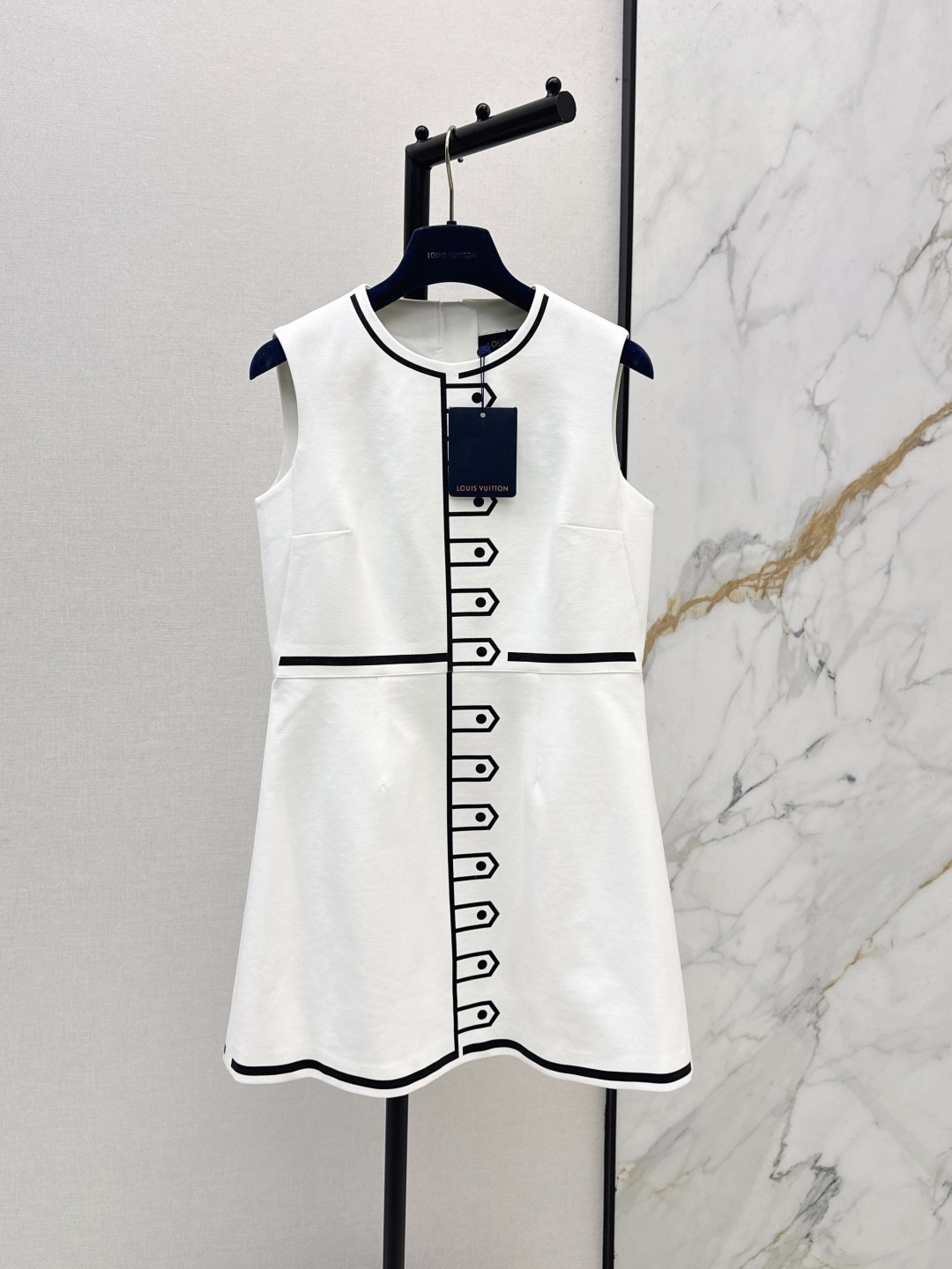 NO:790375,L's 26Ss————The latest spring and summer contrasting line-embellished sleeveless dress is fashionable and low-key, with a luxurious and high-end temperament. The version is versatile and not picky. The original customized technical fabric is a must-have for Bai Fumei. One color is available for sale smlxl,, louis vuitton, skirts,19860909L家 26Ss————春夏最新款撞色线条装饰无袖连衣裙时髦低调 气质又奢华高级 版型百搭不挑人 原版定制科技面料 白富美必入 一色现货发售smlxl,,louis vuitton,skirts,,Women's clothing