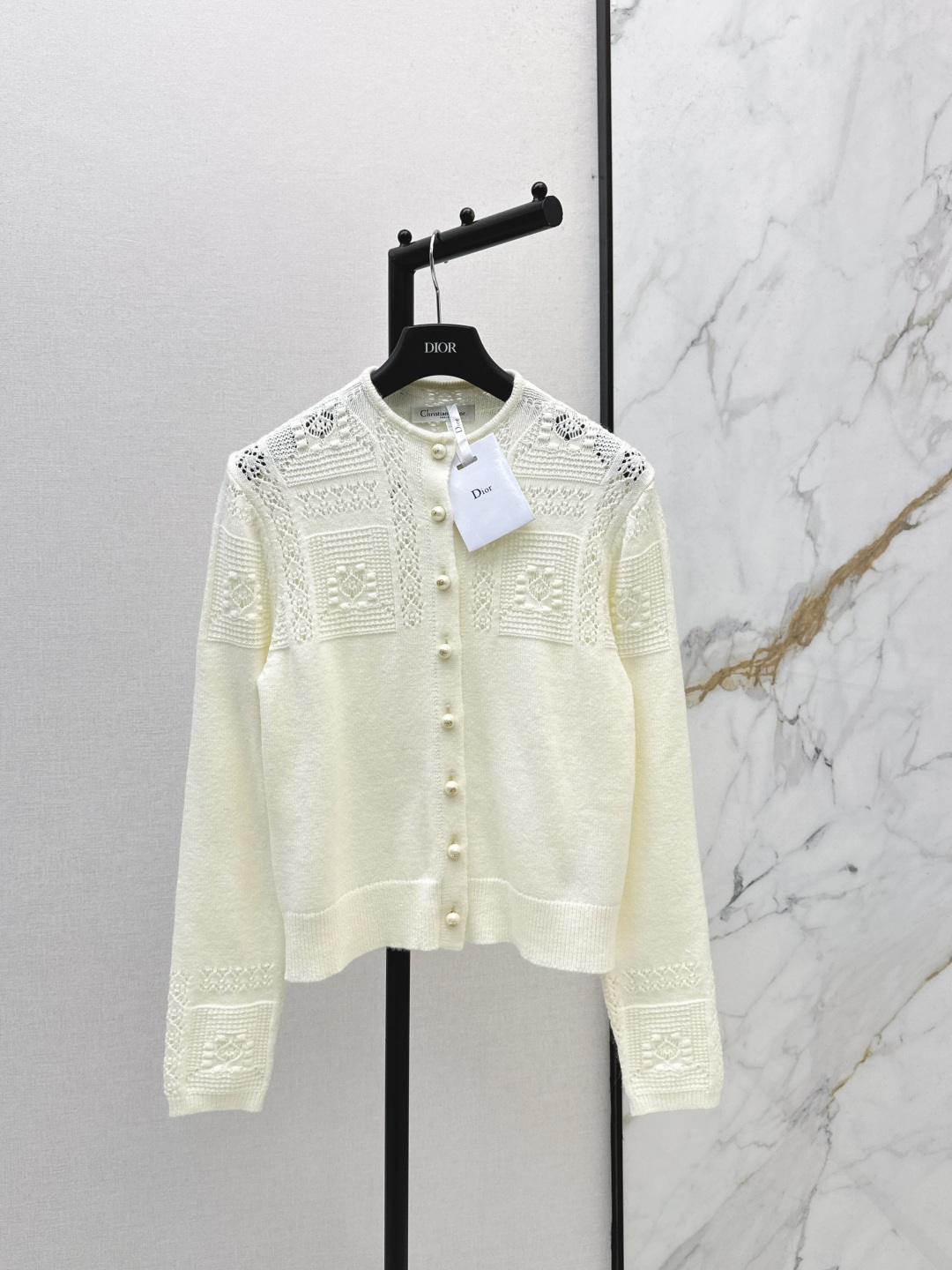 NO:790369,CD 26Ss————The latest high-intelligence and temperament round-neck knitted cardigan in early spring. Positioned hollow rhombus embossed three-dimensional jacquard craftsmanship. Imported cashmere wool yarn and Swiss weaving craftsmanship create a low-key and luxurious sense of high-end. The classic version of the small puff shoulder is not picky on the upper body and is beautiful. The heavy-duty luxury is mysterious and noble. The temperament is casual and elegant. The classic is not picky on the upper body and is super slim. One color ready for sale sml,,19860909CD 26Ss————早春最新款高智感气质圆领针织开衫定位缕空菱格浮雕立体提花工艺 进口羊绒羊毛纱线瑞士机织工艺打造低调奢华的高级感 小泡泡肩经典版型不挑人上身绝美 重工奢华神秘又高贵 气质随性优雅 经典不挑人上身超显瘦 一色现货发售sml,,,Women's clothing