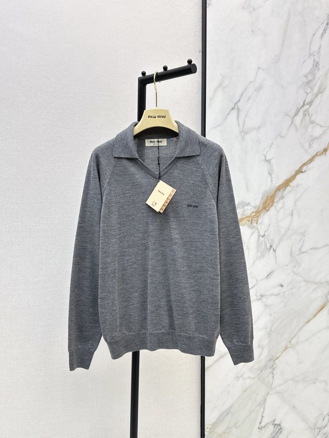 NO:790395,Miu 26Ss————The latest spring and summer Polo collar sweater with soft knitted fabric. Comfortable and breathable. Very suitable for spring and autumn. V-shaped Polo neck design. Full of college style. The loose version is super friendly to the figure. It can easily cover the flesh and look slim. The gray is low-key and versatile and can be easily worn for commuting and dating. It goes well with overalls or casual pants. Two colors are available now. sml,,miumiu,19860909Miu 26Ss————春夏最新款Polo领针织衫柔软针织面料 舒适透气 春秋季节超适合 V字Polo领设计 学院风满满 宽松版型对身材超友好 轻松遮肉显瘦 灰色低调百搭通勤约会日常都能轻松驾驭 搭配工装裤或休闲裤都很出彩 两色现货发售sml,,miumiu,,Women's clothing