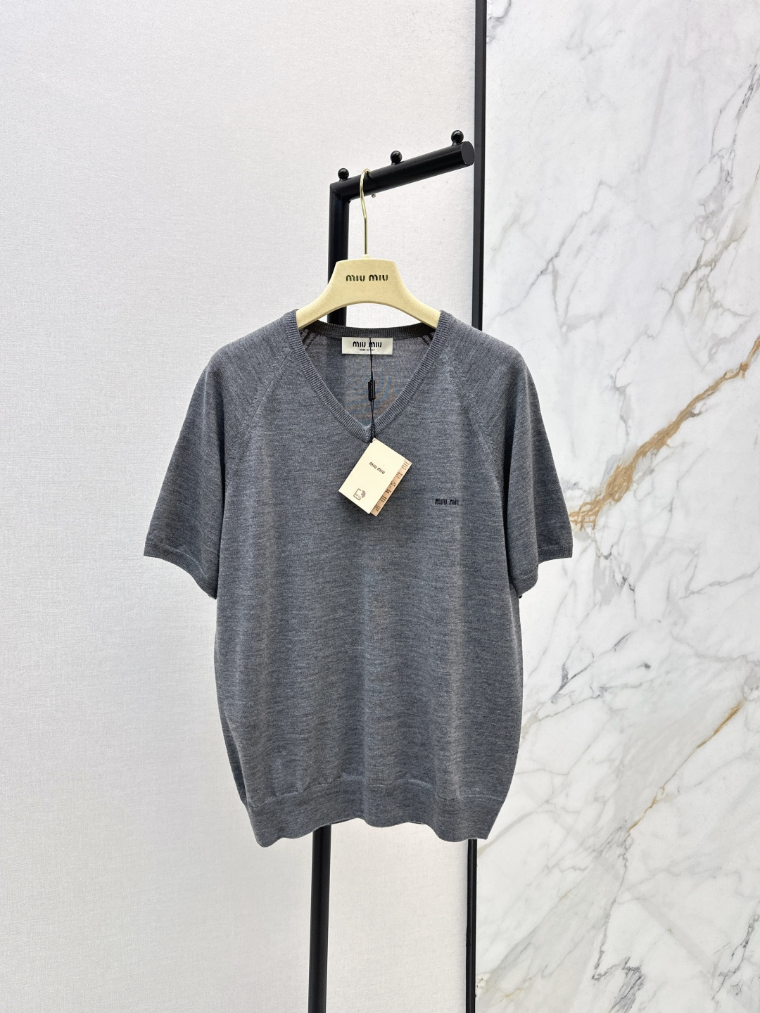NO:790392,Miu 26Ss, the latest fashionable V-neck short-sleeved top for spring and summer intellectuals. Imported 100% sheep wool yarn has a delicate texture. The high-end gray loose oversize version dispels the formal feeling. Casual, age-reducing and fashionable. The letter label logo is low-key and luxurious. The classic loose version is versatile and not picky. Available in stock in one color, sml,, miumiu, versace, T-shirt,19860909减龄缪系少女穿搭 Miu 26Ss———春夏最新款知识分子时髦V领短袖上衣进口百分百绵羊毛纱线质感细腻 高级灰宽松的oversize版型消解了正式感 休闲减龄又时髦 字母标签logo低调奢华 经典宽松版型百搭不挑人 一色现货发售sml,,miumiu,versace,T-shirt,,Women's clothing