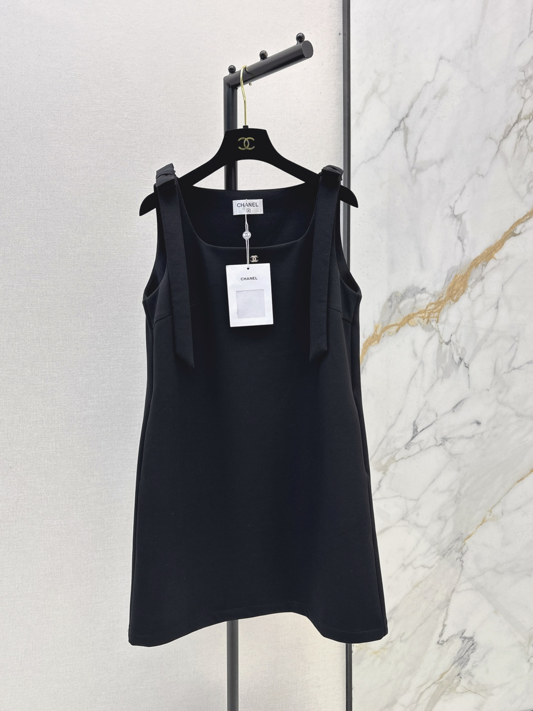NO:790389,C Home 26Ss————The latest spring and summer style sleeveless dress decorated with bow straps has a ladylike style. It is full of high-end sense. The two bow-shaped shoulder straps are a bonus. The upper body has a proper ladylike style~Two colors are available in stock sml,,chanel,skirts,19860909C家 26Ss————春夏最新款蝴蝶结肩带装饰无袖连衣裙气质名媛风 满满的高级感 两个蝴蝶结装饰肩带很加分 上身妥妥的名媛气质风～两色现货发售sml,,chanel,skirts,,Women's clothing