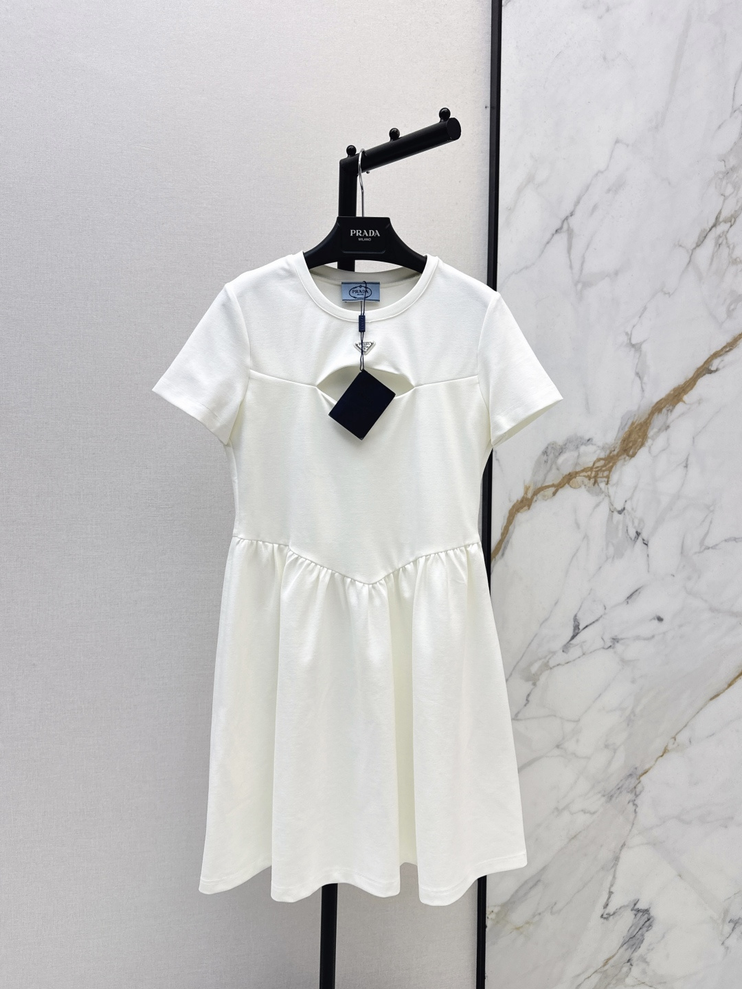 NO:790380,Daily essential OP skirt PD 26Ss - the latest classic dress with triangle logo decoration in spring and summer. A fashionable must-have for lazy people. Owning this one will give you a fashionable and slimmer figure. The waist is delivered with a contrasting belt to tighten the waist design. It is easy to get a slim waist. The upper body is super good-looking. It covers the flesh and looks slim and is fashionable and versatile. Two colors are available for sale sml,,skirts,19860909日常必备OP裙 PD 26Ss———春夏最新款经典三角标装饰连衣裙 时髦的懒人必备款 拥有这一件就拥有了时髦感和显瘦身材 腰部配送撞色腰带收腰设计 轻松Get到小蛮腰 上身超好看 遮肉显瘦又时髦百搭 两色现货发售sml,,skirts,,Women's clothing