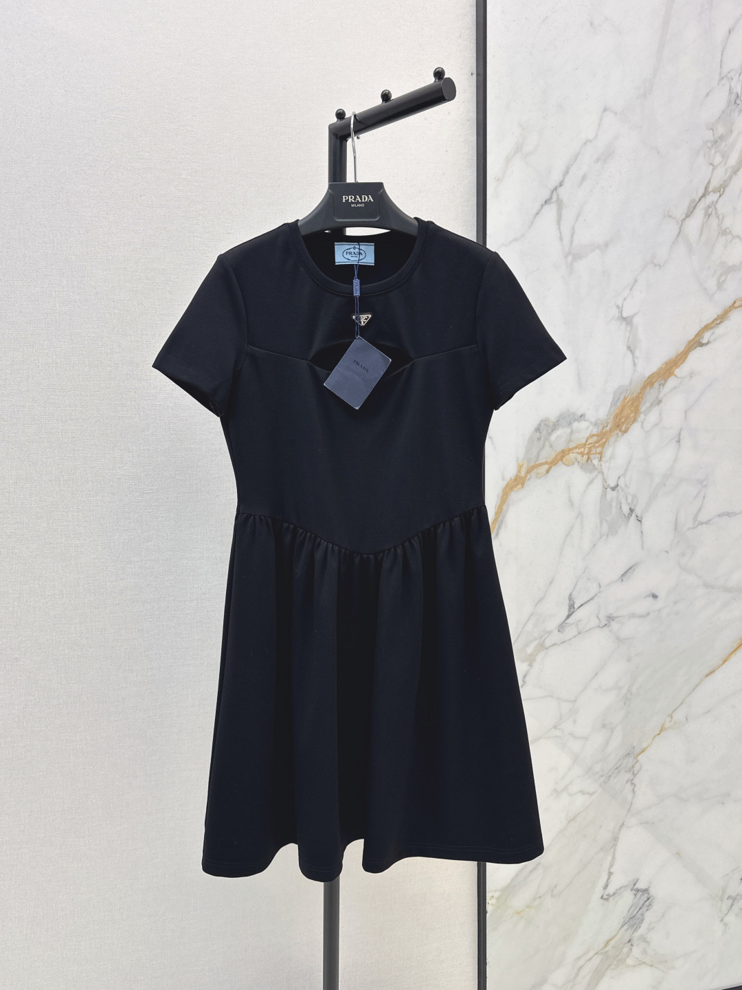 NO:790383,Daily essential OP skirt PD 26Ss - the latest classic dress with triangle logo decoration in spring and summer. A fashionable must-have for lazy people. Owning this one will give you a fashionable and slimmer figure. The waist is delivered with a contrasting belt to tighten the waist design. It is easy to get a slim waist. The upper body is super good-looking. It covers the flesh and looks slim and is fashionable and versatile. Two colors are available for sale sml,,skirts,19860909日常必备OP裙 PD 26Ss———春夏最新款经典三角标装饰连衣裙 时髦的懒人必备款 拥有这一件就拥有了时髦感和显瘦身材 腰部配送撞色腰带收腰设计 轻松Get到小蛮腰 上身超好看 遮肉显瘦又时髦百搭 两色现货发售sml,,skirts,,Women's clothing