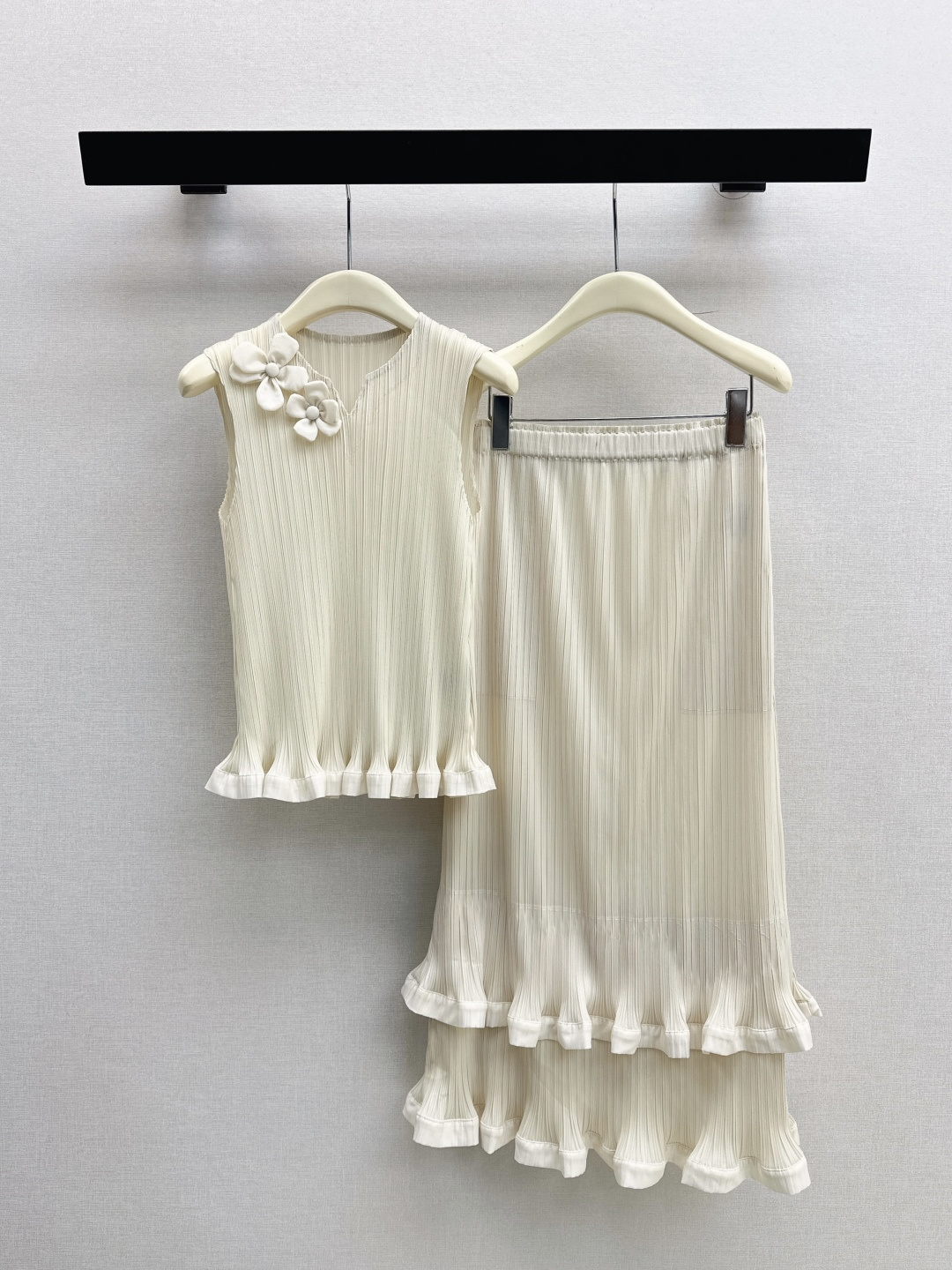 NO:790371,Continuously popular series Issey Miyake 26Ss - the latest spring and summer suit sleeveless three-dimensional floral top + elastic waist skirt, exclusive hot style, made of heavy-duty pleated fabrics, vertical stripes and fine pleats, easily elongating the proportions of the legs, and the slimming function is unparalleled. Recommended, extra large elastic one-size-fits-all (the top and bust are infinitely stretchable, the length of the shirt is 51, the waist is 66 with elasticity, and the skirt is 85). One-size-fits-all in four colors,,isseymiyake,skirts,19860909持续爆单系列 三宅一生 26Ss———春夏最新款套装无袖立体花朵上衣+松紧腰半裙 独家爆款 采用重工压褶面料 竖条纹细褶 轻松拉长双腿比例感 瘦腿功能无敌赞 推荐 超大弹力均码（上衣胸围无限有弹力 衣长51 腰围66有弹力 裙长85）一套出 四色均码,,isseymiyake,skirts,,Women's clothing