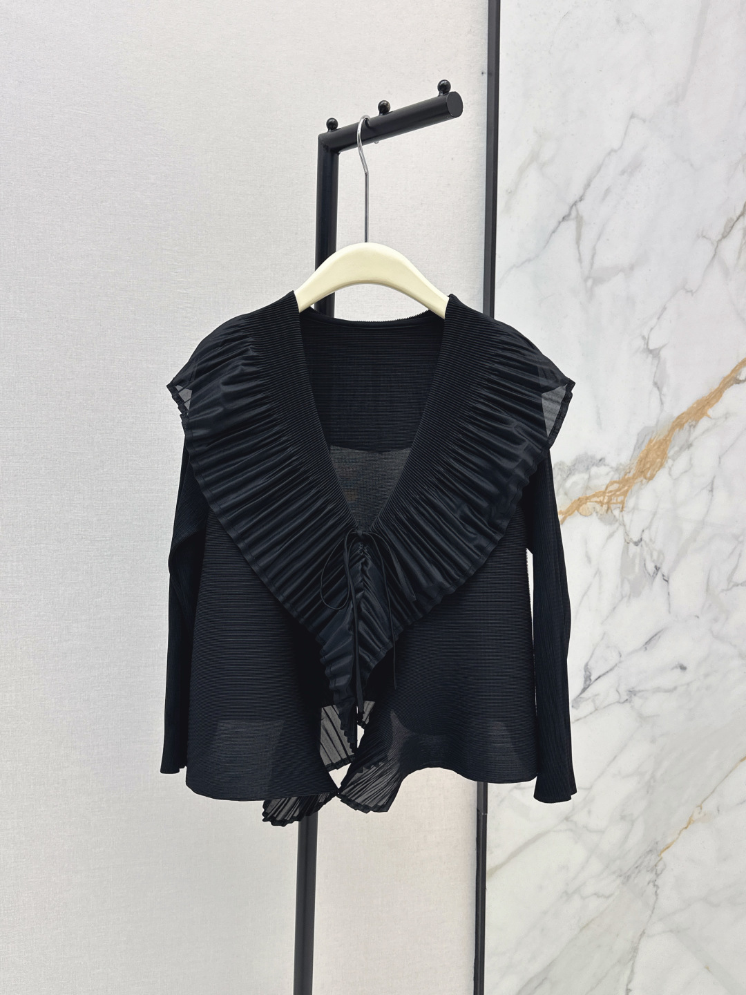 NO:790368,Fashionable accent Issey Miyake 26Ss - the latest V-neck top with fungus trim for spring and summer can really be said to be the best to wear. The fabric is super refreshing and the elasticity is large. The upper body is super versatile. You can wear your own accent regardless of your body shape or age. Three colors are available in stock and one size fits all (shoulder width 39, bust 110, elastic, length 58),,isseymiyake,19860909时髦腔调感 三宅一生 26Ss——春夏最新款木耳边装饰V领上衣真的可以说是最好穿的一款了 面料超清爽 弹力尺度很大 上身超级百搭 不在乎任何身材和年龄 都可以穿出自己的腔调 三色现货发售均码（肩宽39胸围110有弹力 衣长58）,,isseymiyake,,Women's clothing